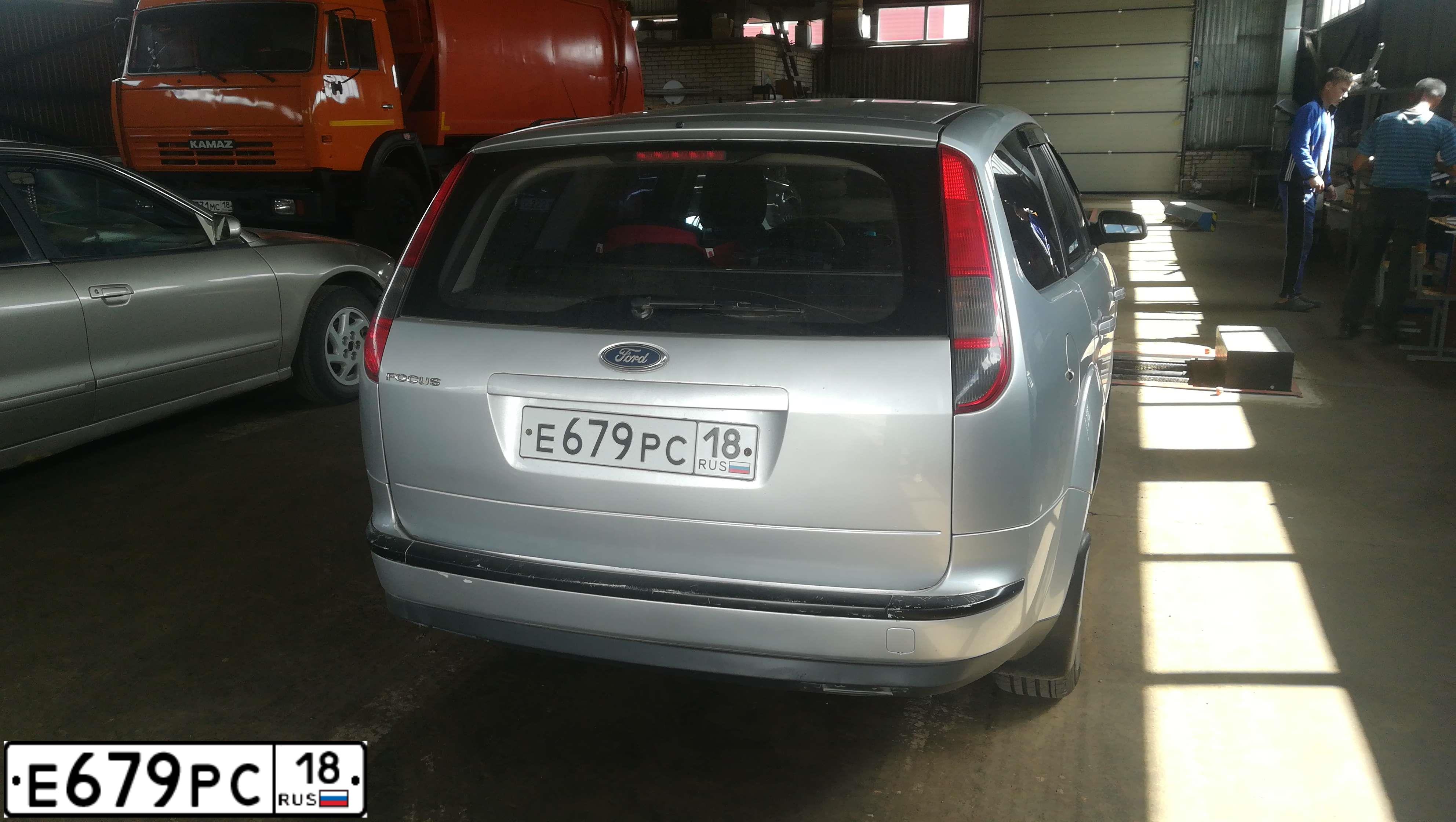 Фото автомобиля FORD D FOCUS, 2005 — госномер Е679РС18. Цвет: СЕРЕБРИСТЫЙ