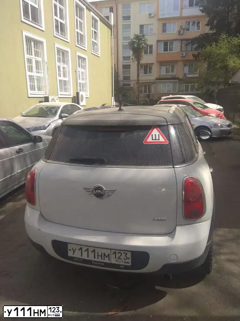 Фото автомобиля MINI МИНИ ONE COUNTRYMAN, 2012 — госномер У111НМ123. Цвет: ЧЕРНЫЙ