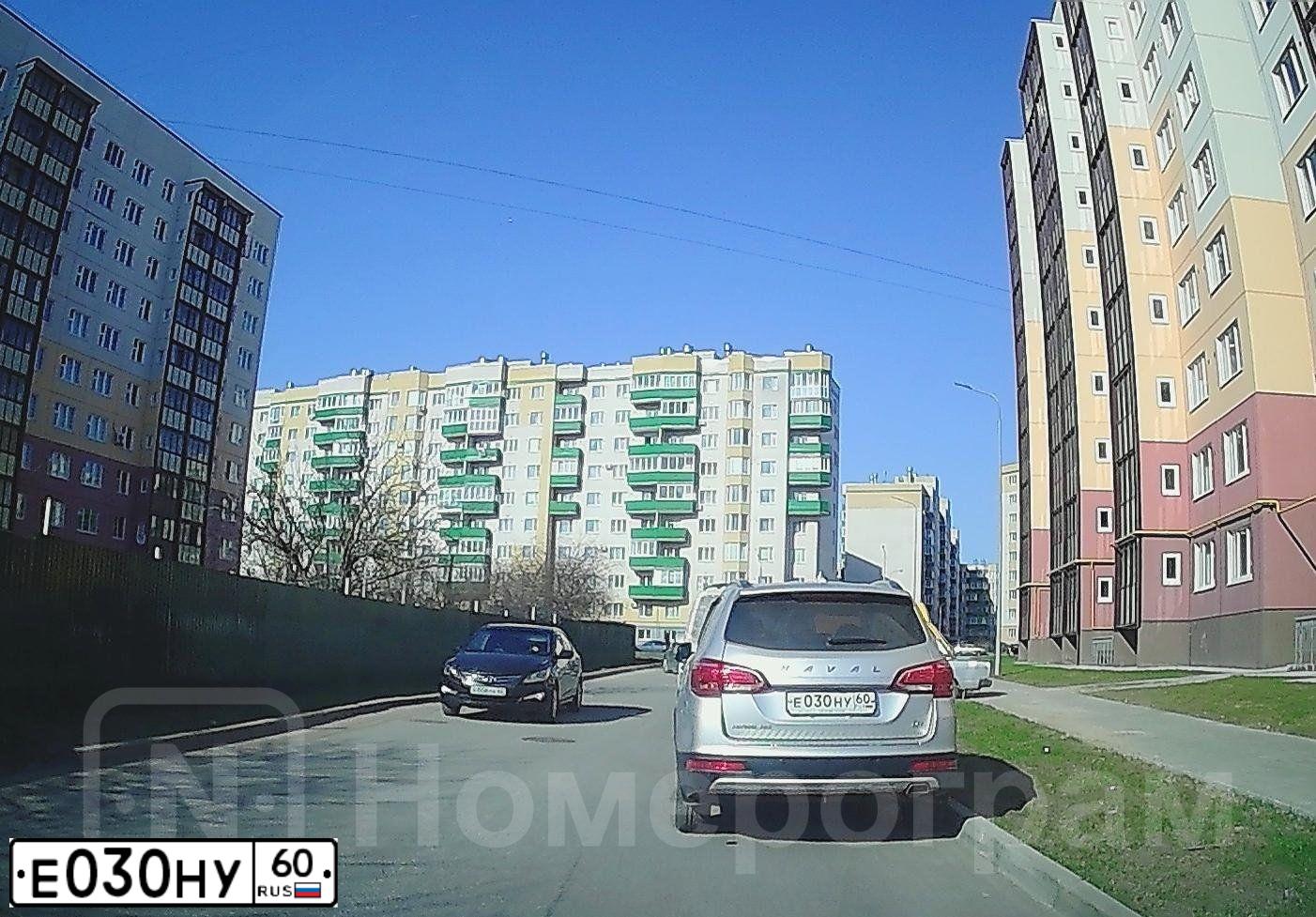 Фото автомобиля SUZUKI JIMNY, 2007 — госномер Е030НУ60. Цвет: БЕЖЕВЫЙ