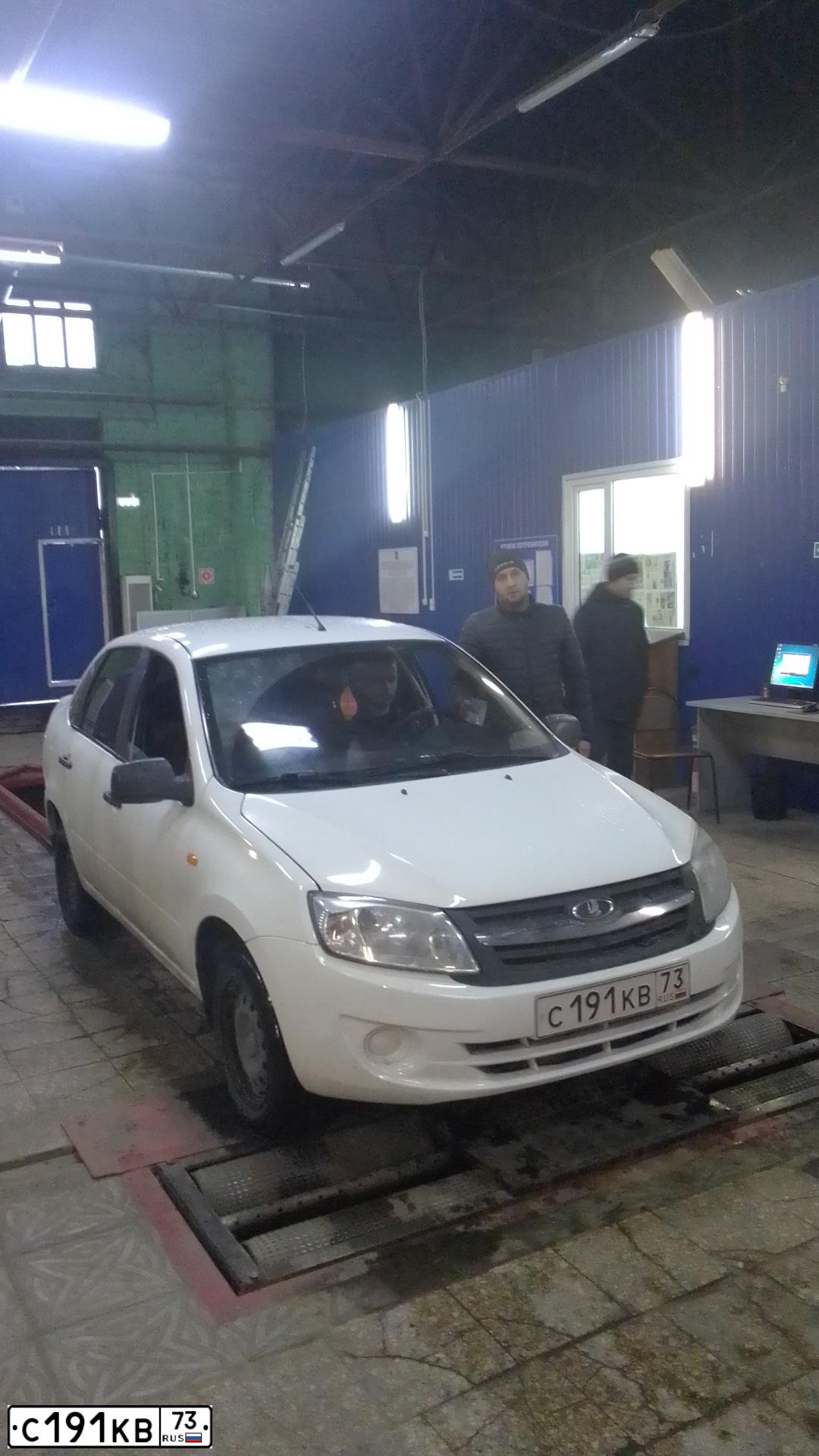Фото автомобиля LADA 2190 GRANTA, 2013 — госномер Т587СА73. Цвет: Белый