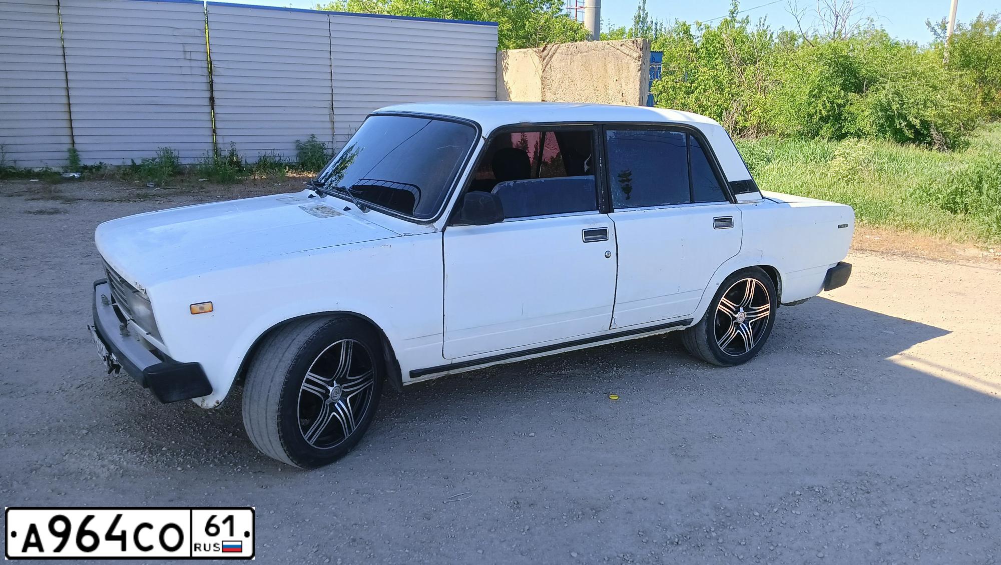Фото автомобиля LADA 2105, 1998 — госномер А964СО61. Цвет: Белый