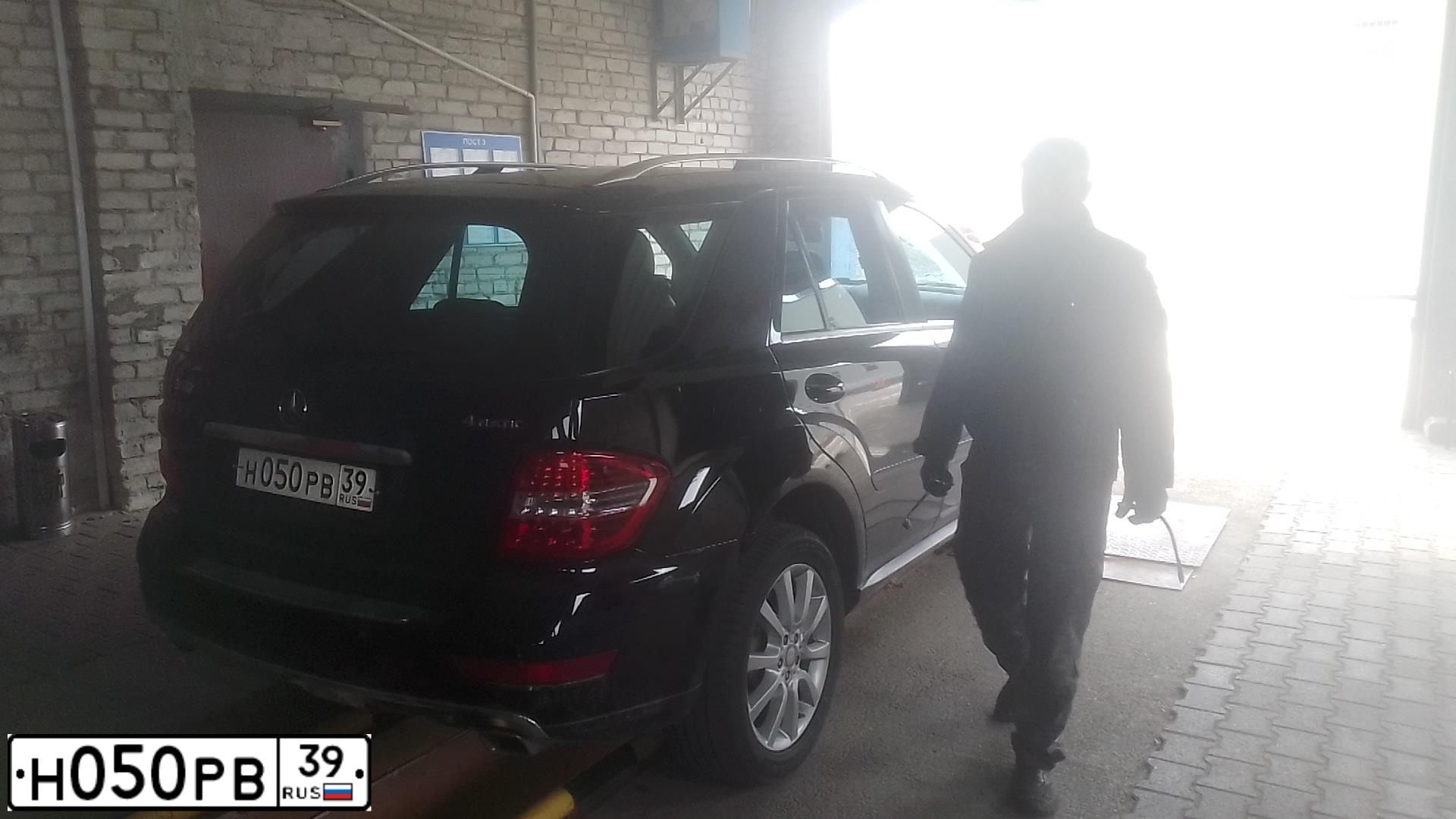 Фото автомобиля MERCEDES M-KLASSE, 2010 — госномер Н050РВ39. Цвет: ЧЕРНЫЙ