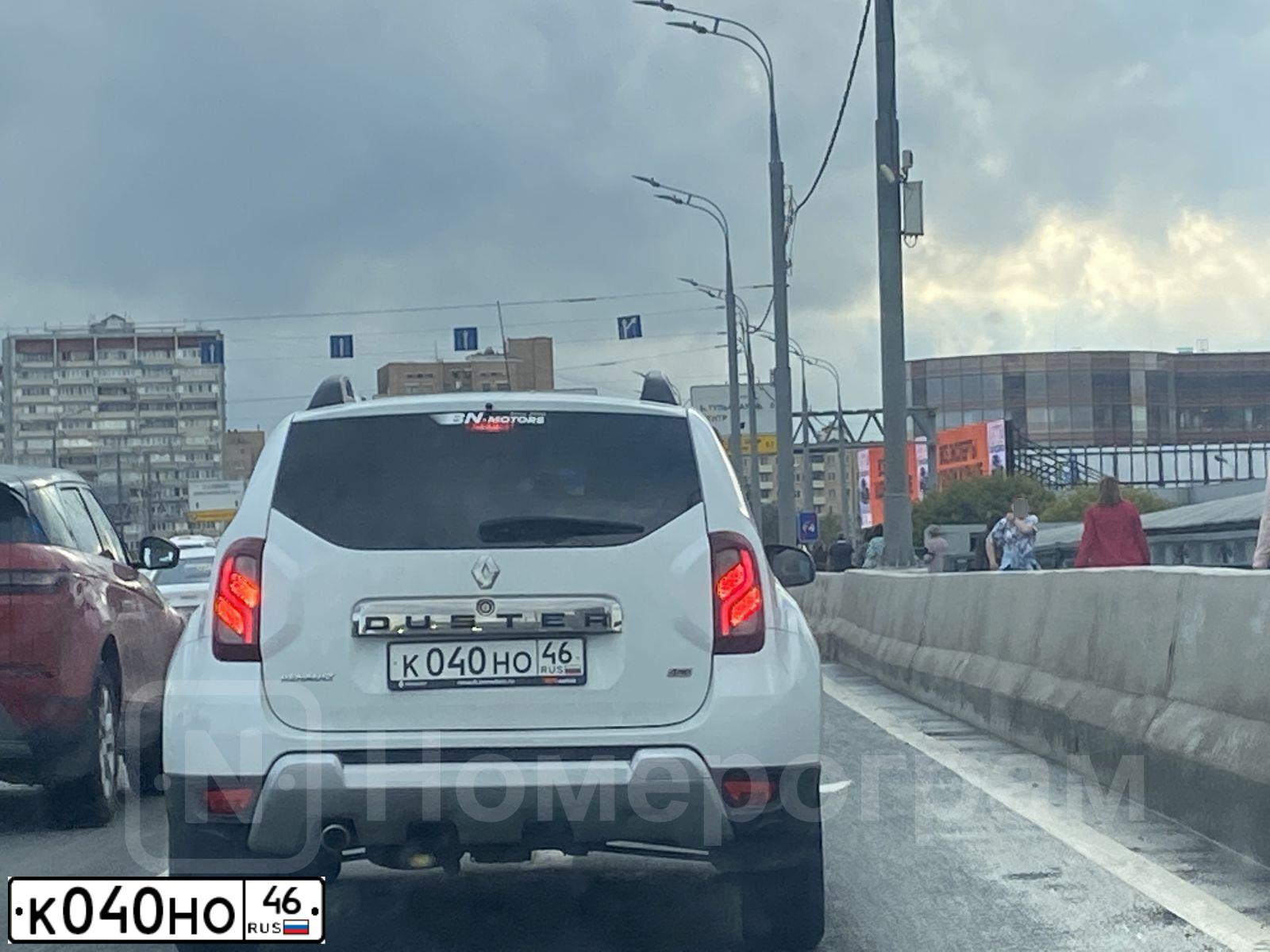 Фото автомобиля RENAULT DUSTER, 2018 — госномер Н042ХА46. Цвет: Белый