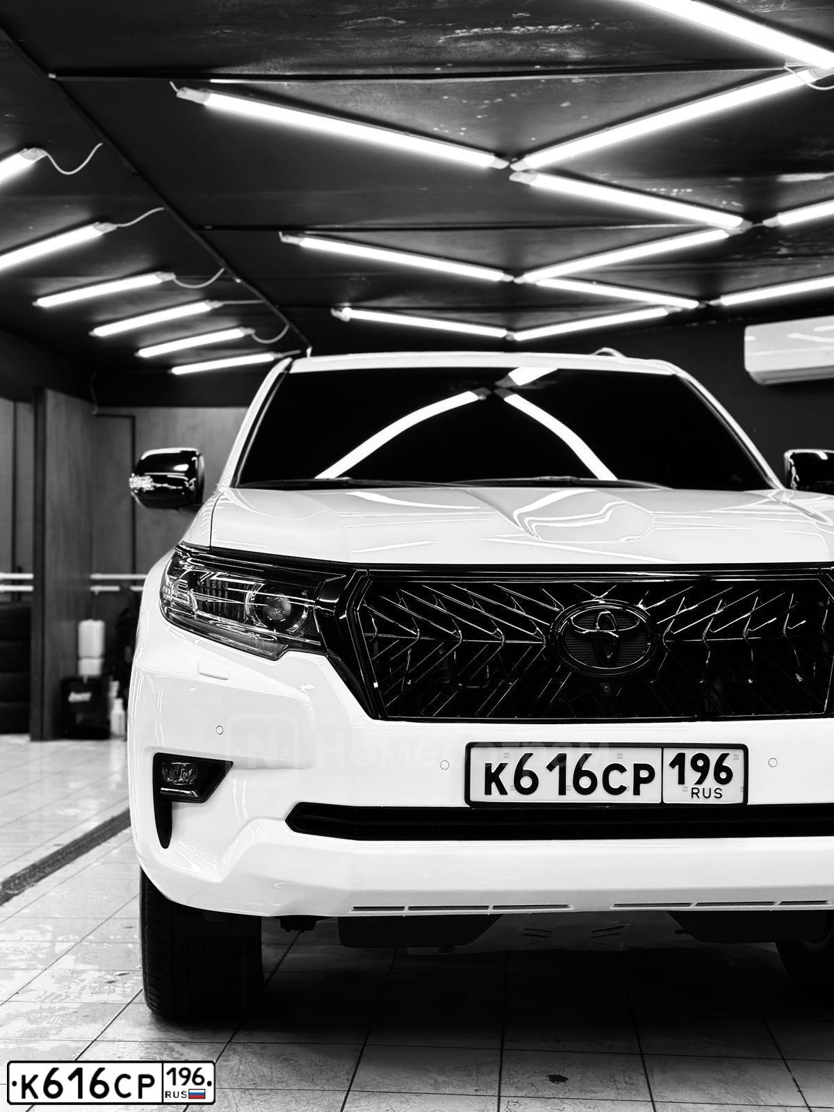 Фото автомобиля TOYOTA LANDCRUISER, 2018 — госномер К616СР196. Цвет: Белый