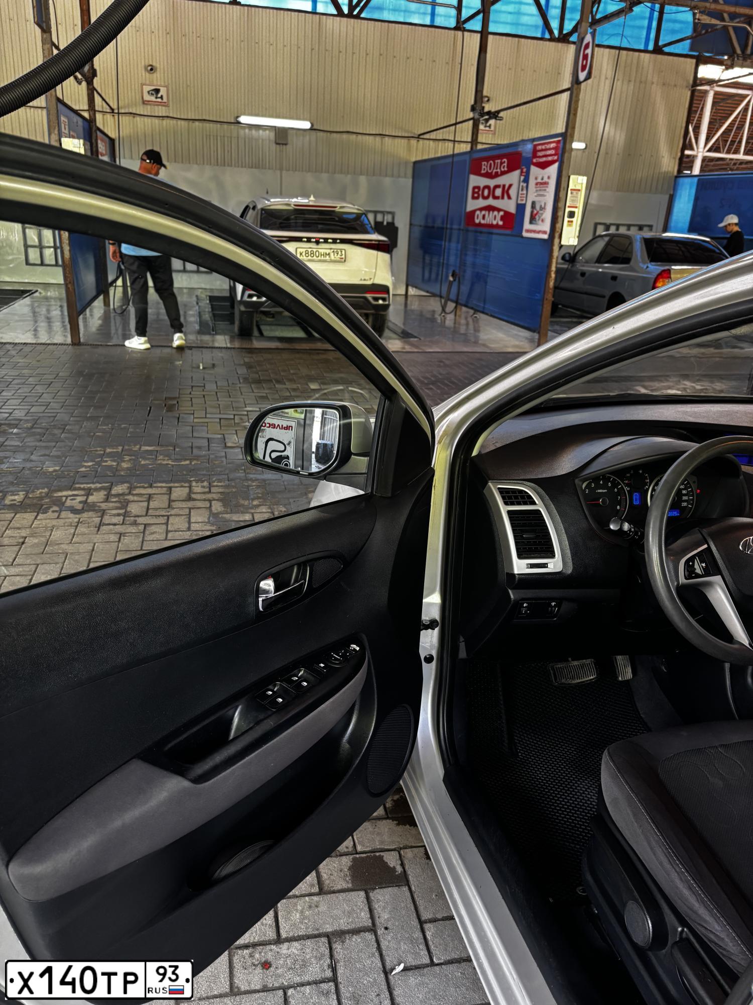 Фото автомобиля HYUNDAI I20, 2010 — госномер Х140ТР93. Цвет: БЕЖЕВЫЙ