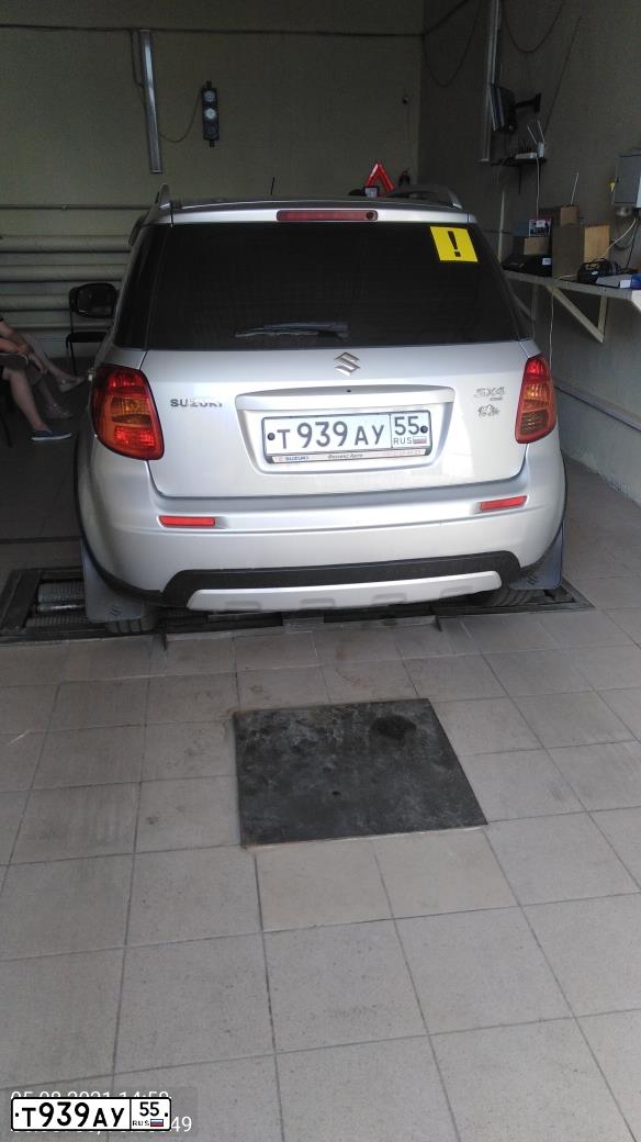 Фото автомобиля SUZUKI SX4, 2013 — госномер Х408СМ154. Цвет: Серебристый