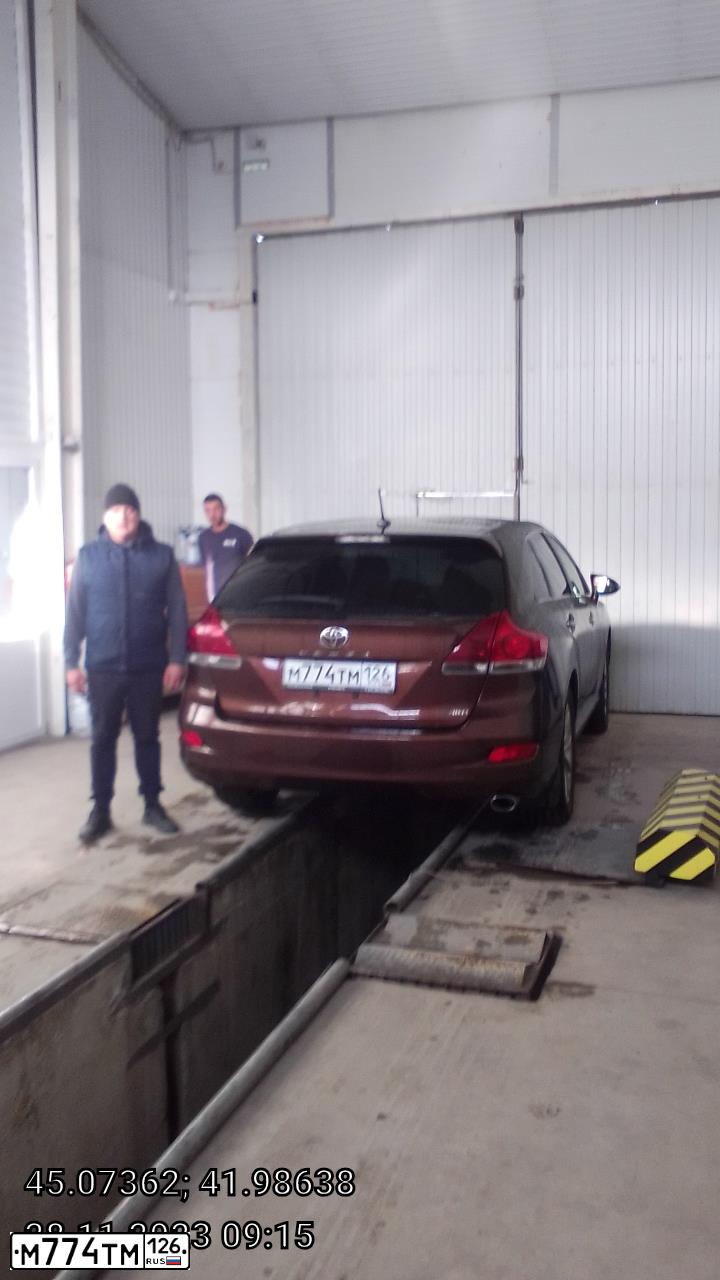 Фото автомобиля TOYOTA VENZA, 2013 — госномер М774ТМ126. Цвет: КОРИЧНЕВЫЙ ТЕМНЫЙ