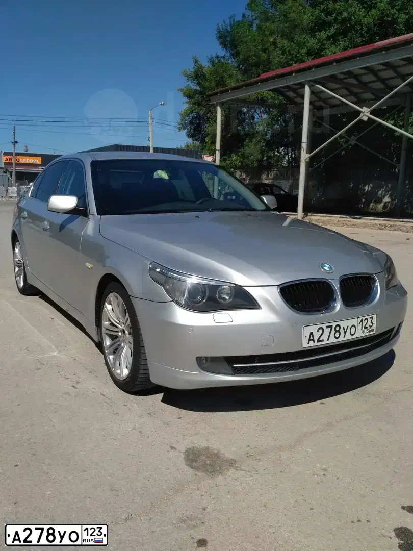 Фото автомобиля BMW SERIE 5, 2004 — госномер Е501НУ199. Цвет: СЕРЕБРИСТЫЙ