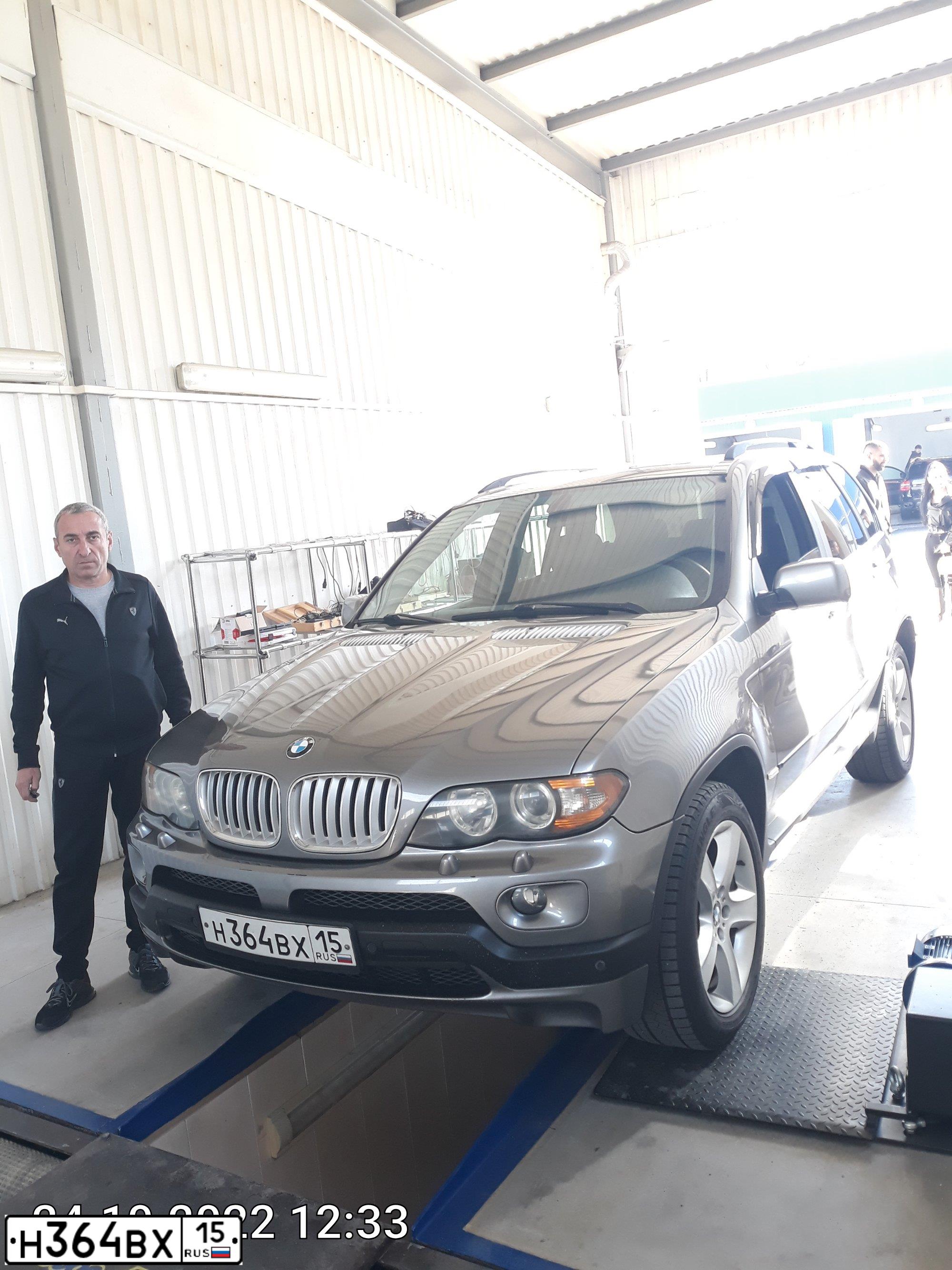 Фото автомобиля BMW X5, 2004 — госномер Е660ЕУ15. Цвет: СЕРЫЙ