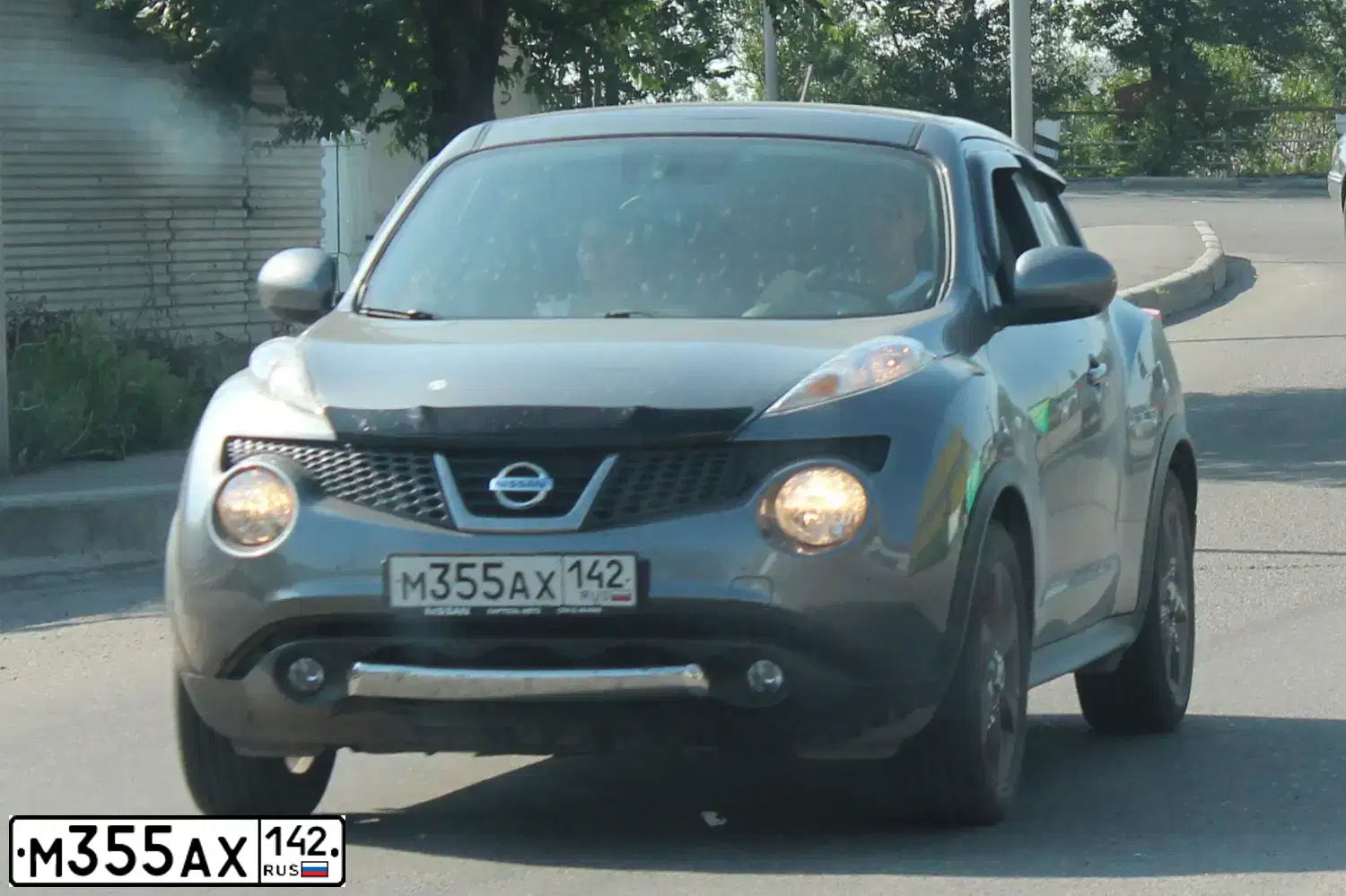 Фото автомобиля NISSAN JUKE, 2012 — госномер А040ХР155. Цвет: СЕРЫЙ