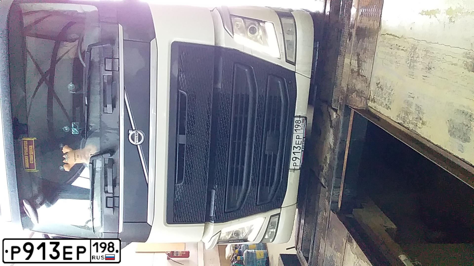 Фото автомобиля VOLVO FH, 2017 — госномер А581РМ147. Цвет: Белый