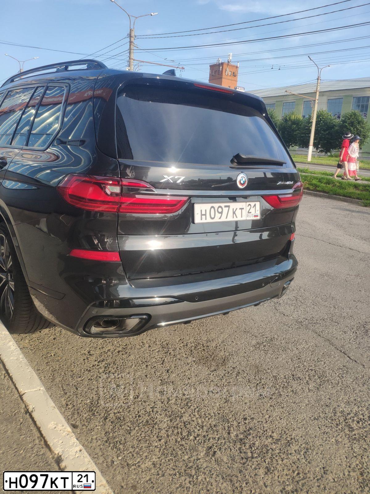 Фото автомобиля BMW X7 XDRIVE40D, 2022 — госномер Н097КТ21. Цвет: ЧЕРНЫЙ