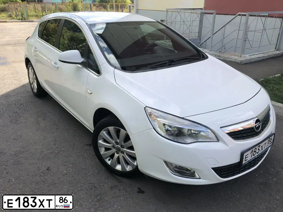 Фото автомобиля OPEL ASTRA, 2012 — госномер У945ЕХ72. Цвет: Белый