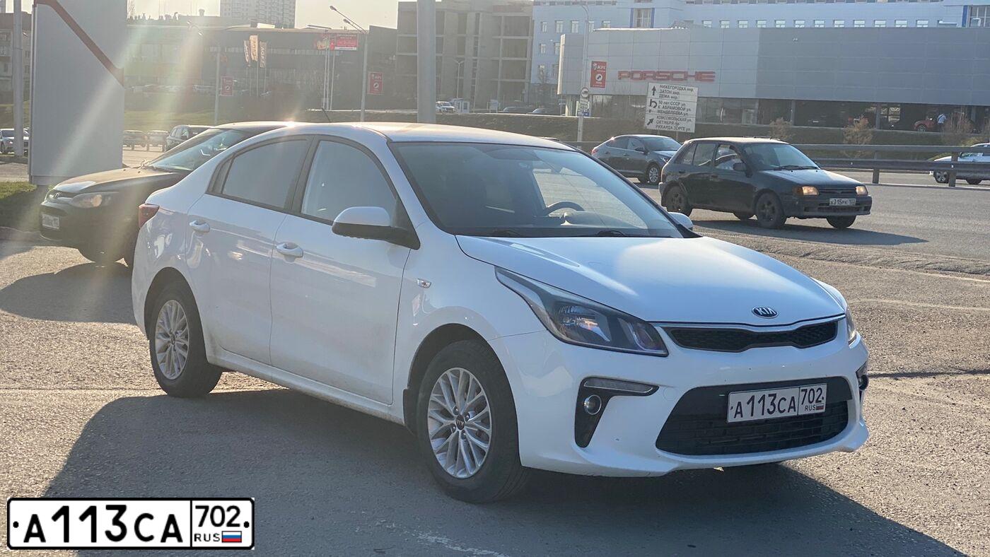 Фото автомобиля KIA RIO, 2020 — госномер А113СА702. Цвет: Белый