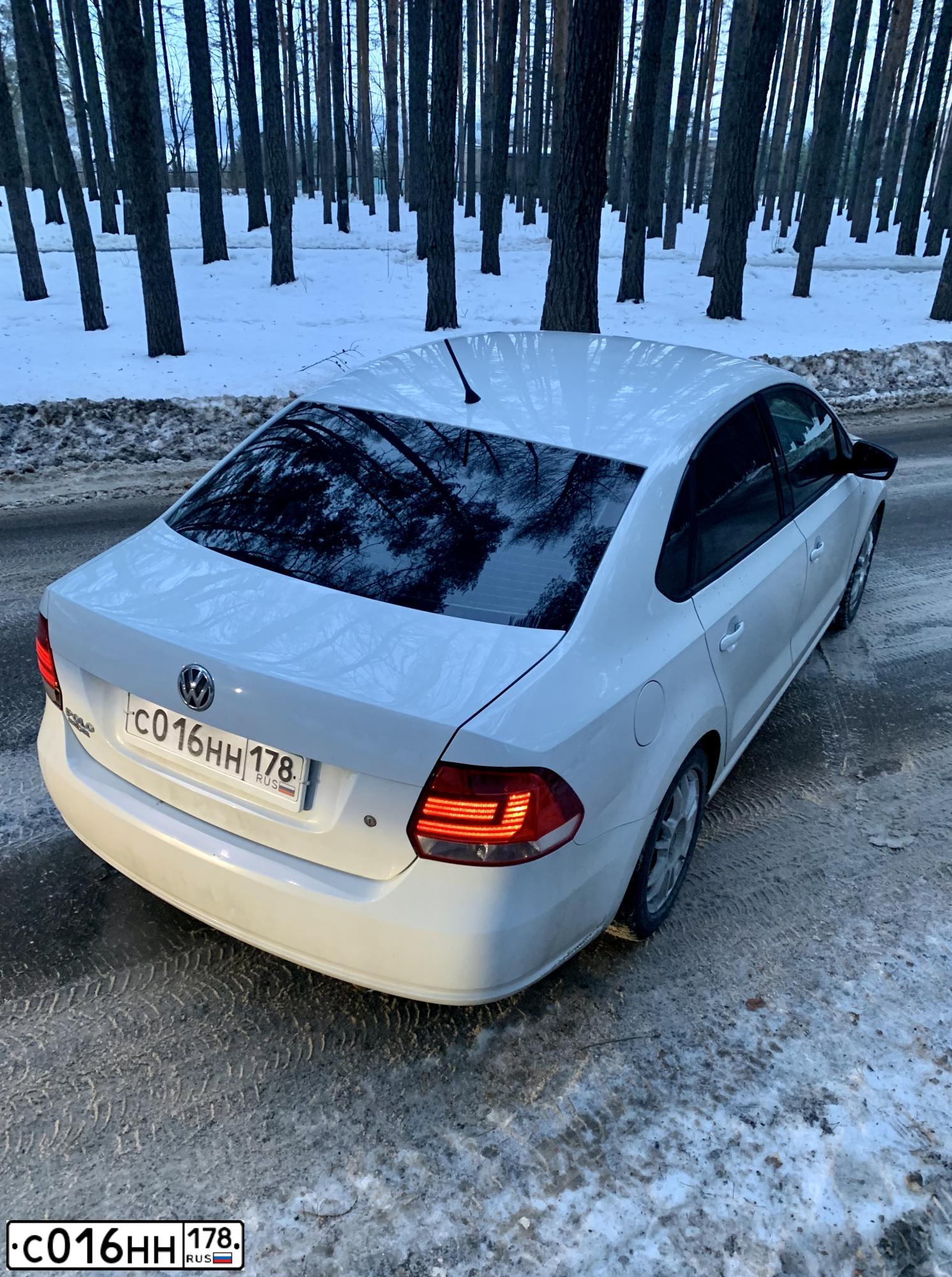 Фото автомобиля VOLKSWAGEN POLO, 2015 — госномер С016НН178. Цвет: Белый