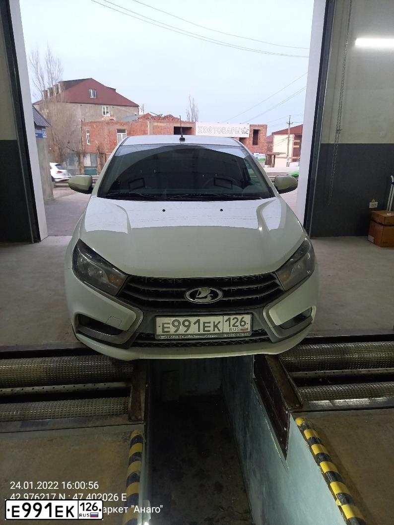 Фото автомобиля LADA VESTA, 2019 — госномер Т178МО05. Цвет: Белый