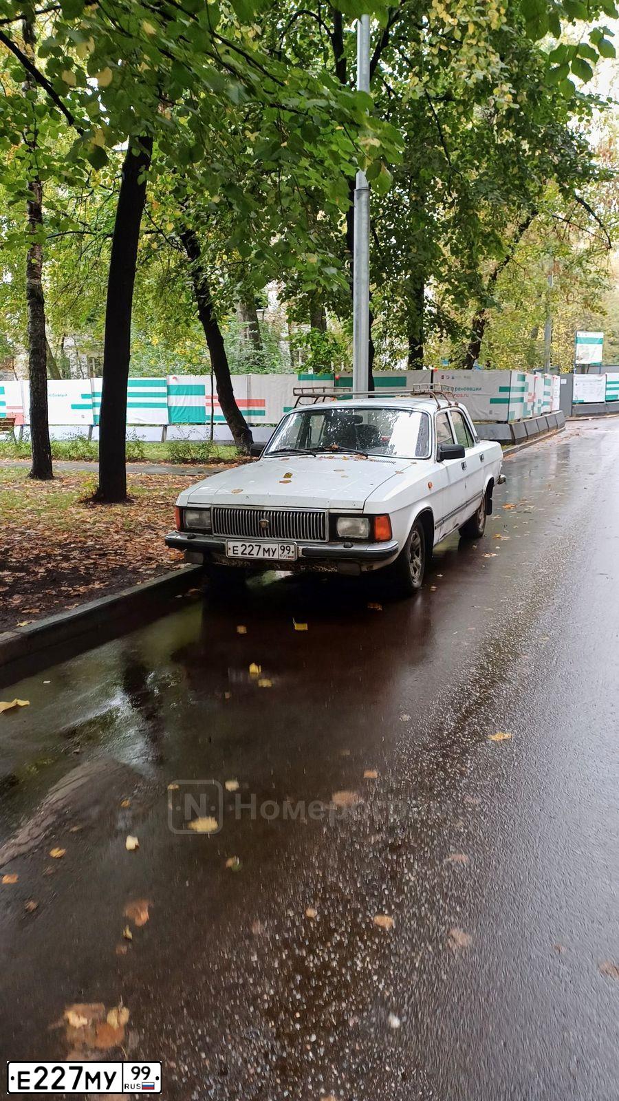 Фото автомобиля ГАЗ 3102, 2000 — госномер Е227МУ99. Цвет: БЕЛЫЙ