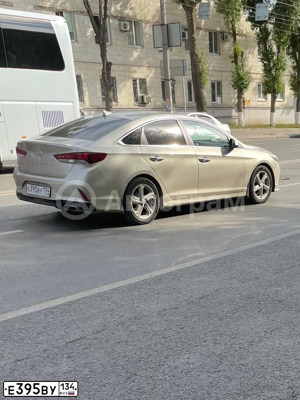 Фото автомобиля HYUNDAI SONATA, 2017 — госномер Е395ВУ134. Цвет: БЕЖЕВЫЙ