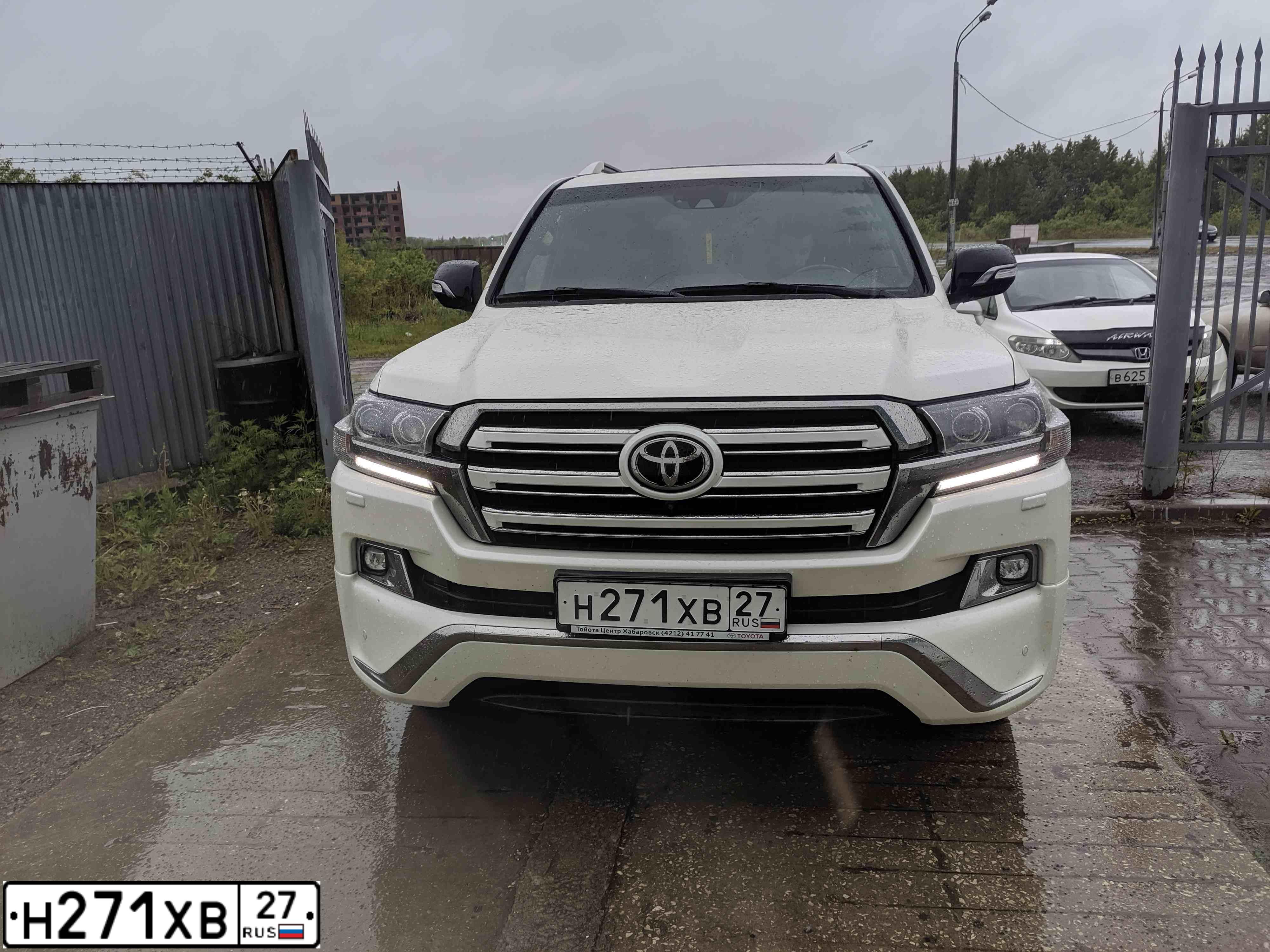 Фото автомобиля TOYOTA LAND CRUISER 200, 2017 — госномер Р943ММ154. Цвет: Белый