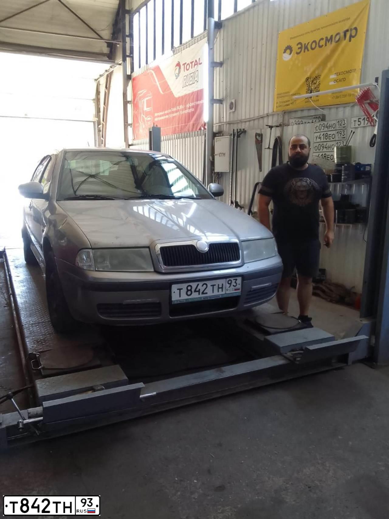 Фото автомобиля SKODA OCTAVIA, 2010 — госномер Т842ТН93. Цвет: СЕРЫЙ