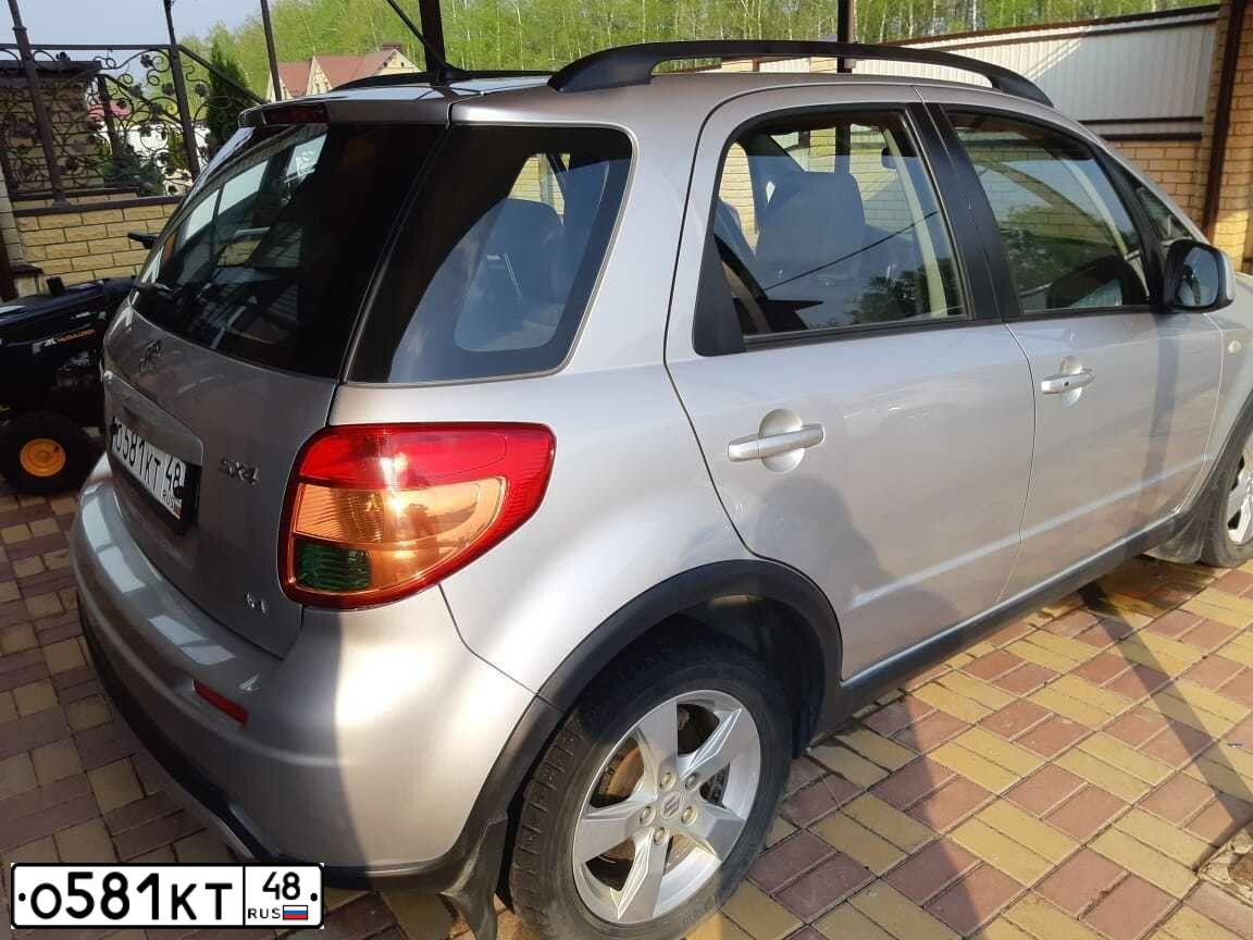 Фото автомобиля SUZUKI SX 4, 2010 — госномер О581КТ48. Цвет: СЕРЕБРИСТЫЙ