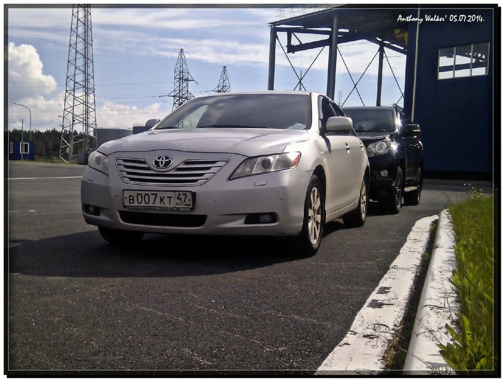 Фото автомобиля TOYOTA CAMRY, 2008 — госномер В007КТ47. Цвет: СЕРЕБРИСТЫЙ