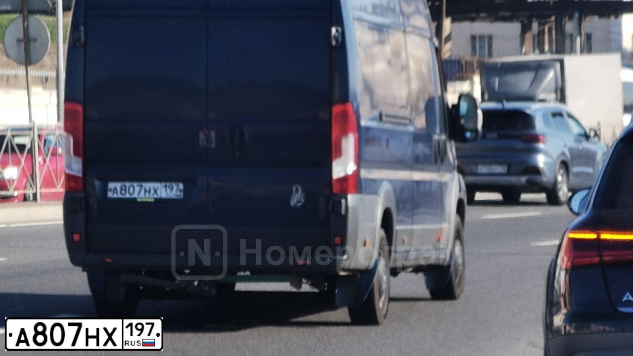 Фото автомобиля PEUGEOT BOXER, 2008 — госномер Е812ТУ790. Цвет: СИНИЙ ТЕМНЫЙ