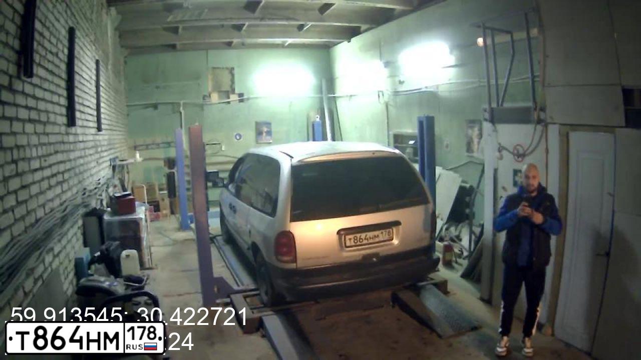 Фото автомобиля CHRYSLER VOYAGER, 2000 — госномер К753ОК147. Цвет: СЕРЕБРИСТЫЙ