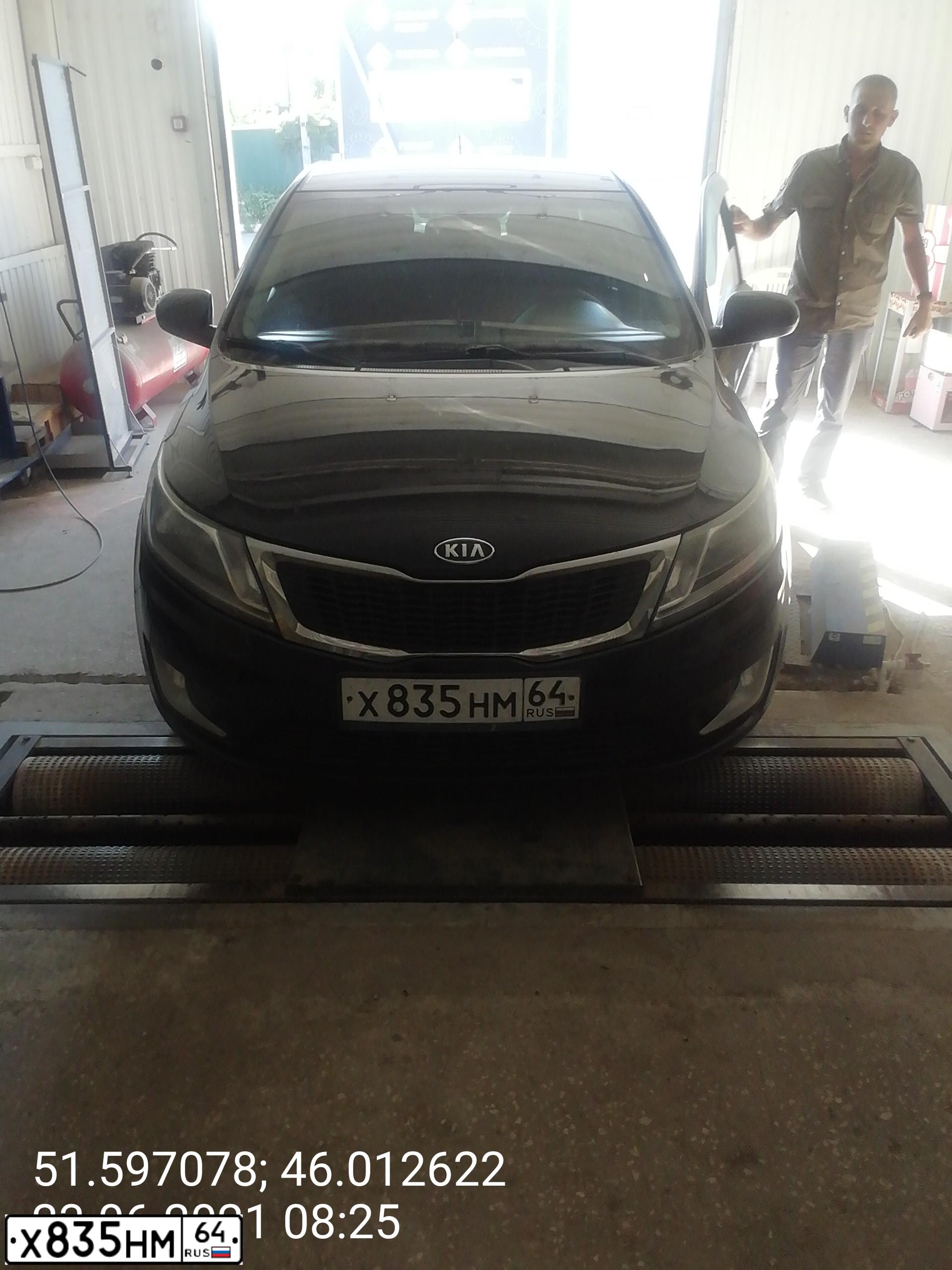 Фото автомобиля KIA RIO, 2011 — госномер Х835НМ64. Цвет: ЧЕРНЫЙ