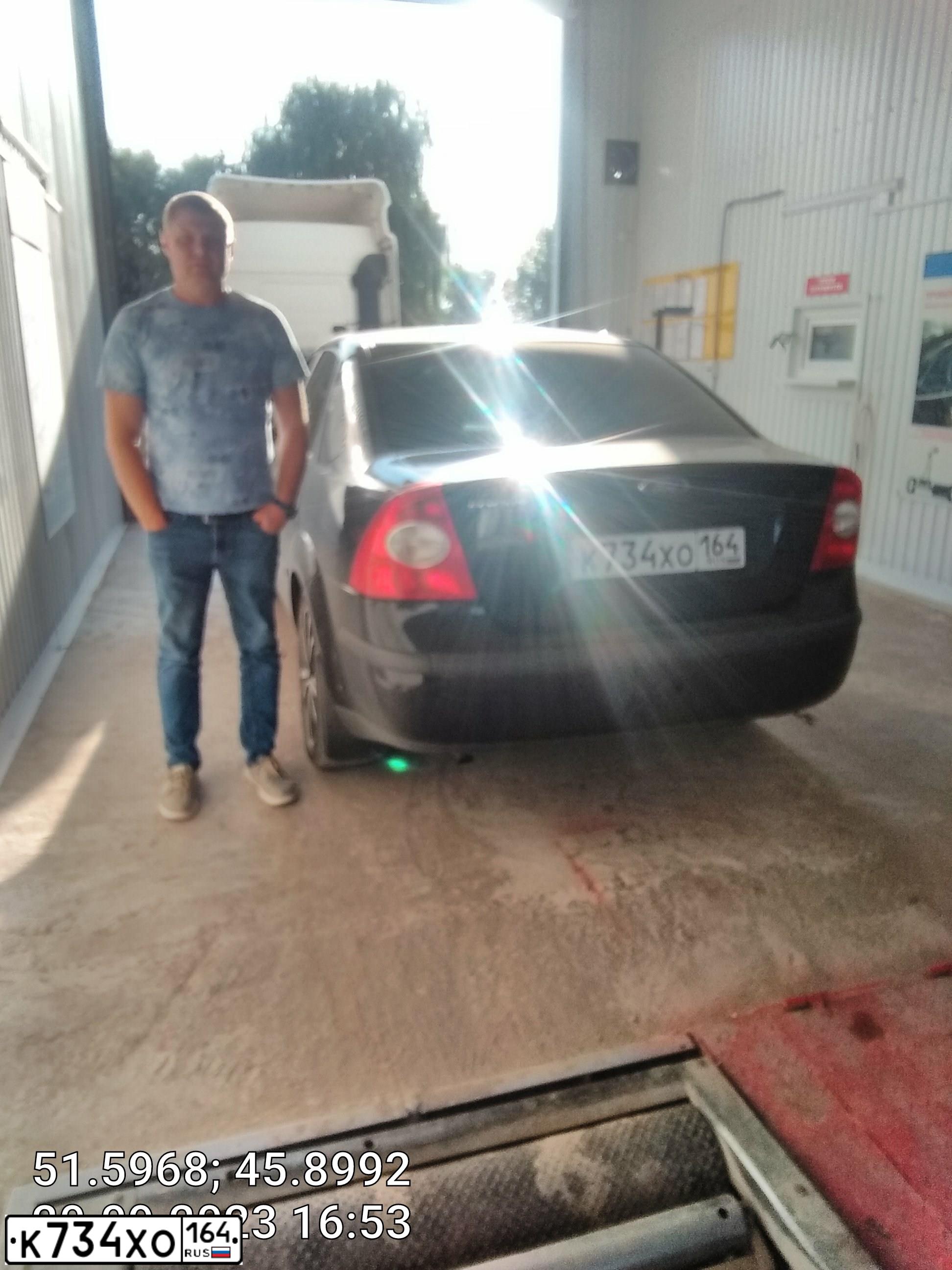 Фото автомобиля FORD FOCUS, 2007 — госномер О737ЕН64. Цвет: ЧЕРНЫЙ