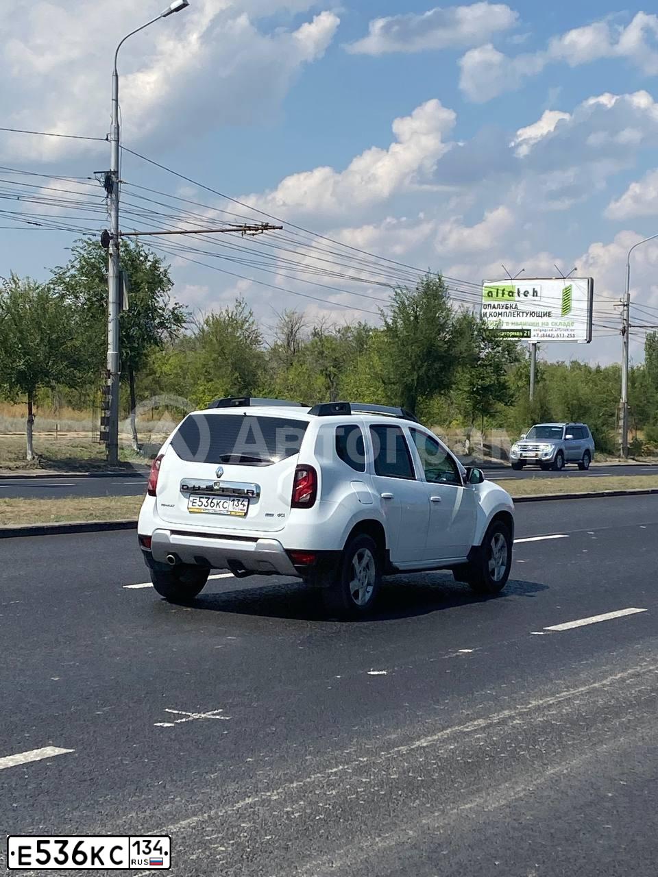 Фото автомобиля RENAULT DUSTER, 2018 — госномер Е536КС134. Цвет: Белый