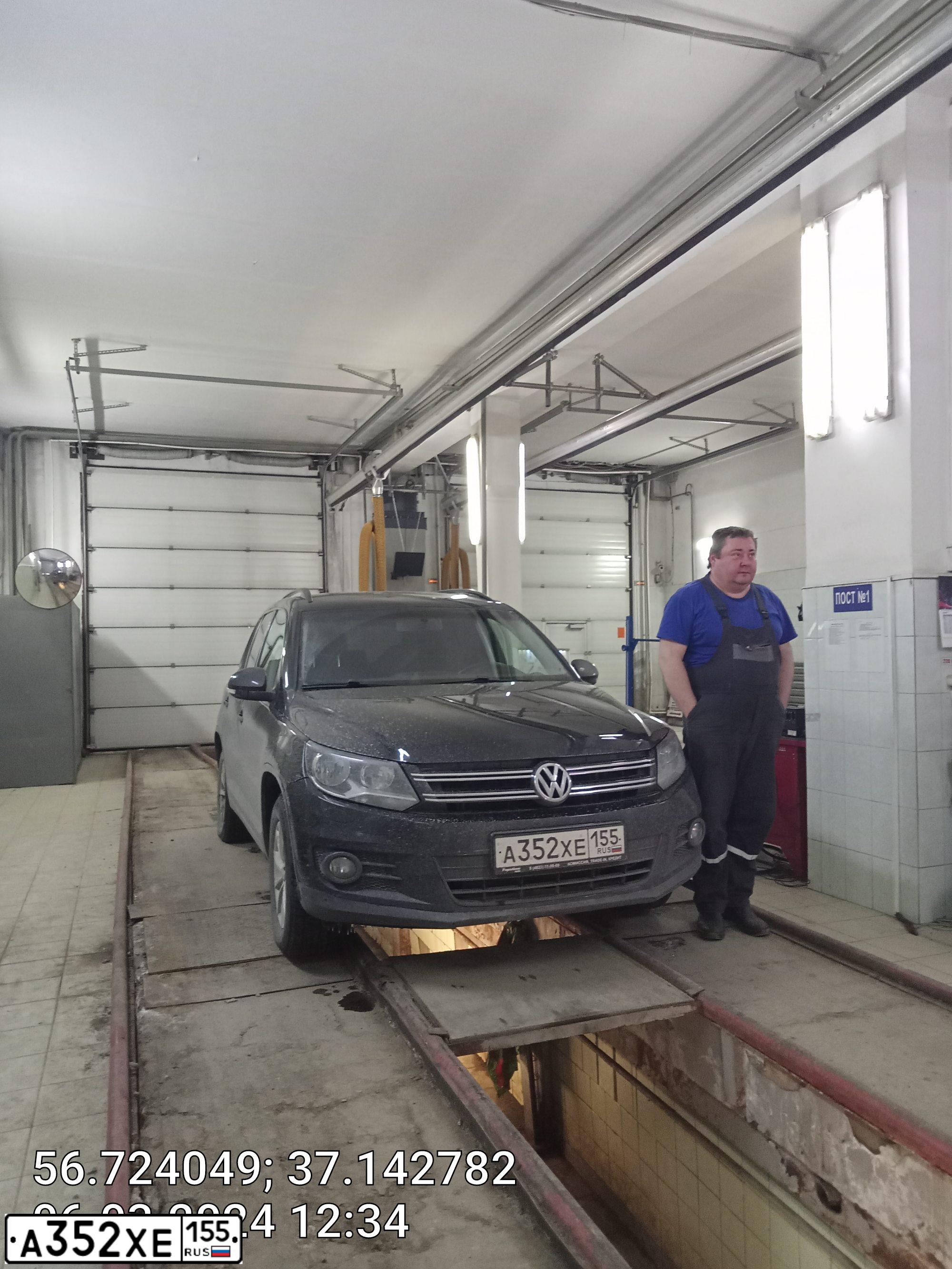 Фото автомобиля VOLKSWAGEN TIGUAN, 2012 — госномер Т800ОО55. Цвет: ЧЕРНЫЙ