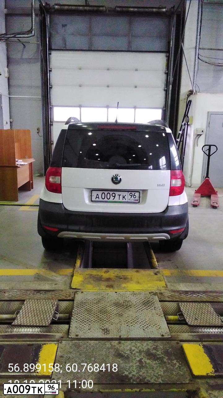 Фото автомобиля SKODA YETI, 2013 — госномер А009ТК96. Цвет: Белый