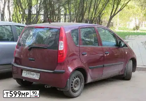Фото автомобиля MITSUBISHI COLT, 2006 — госномер Т599МР90. Цвет: ВИШНЕВЫЙ