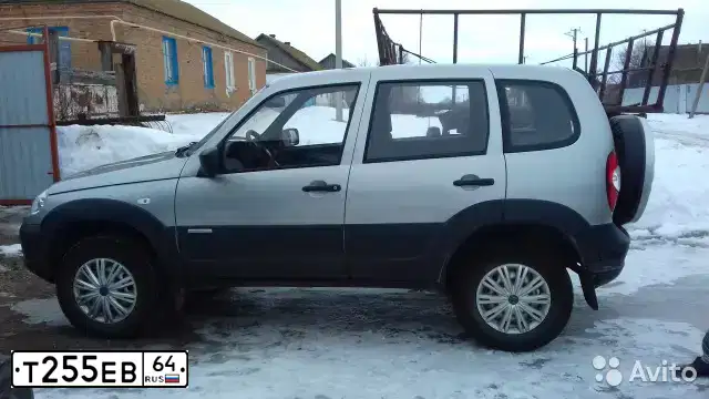 Фото автомобиля CHEVROLET NIVA, 2014 — госномер М235РМ164. Цвет: Светло-Серебристый металлик