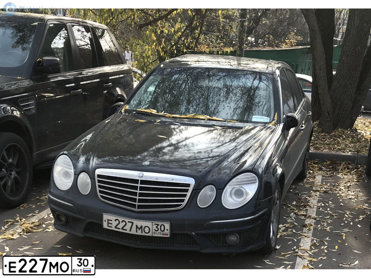 Фото автомобиля MERCEDES E-KLASSE, 2003 — госномер Е227МО30. Цвет: ЧЕРНЫЙ