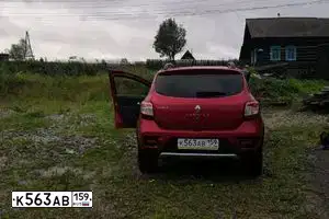 Фото автомобиля RENAULT SANDERO, 2015 — госномер О445РЕ159. Цвет: Красный