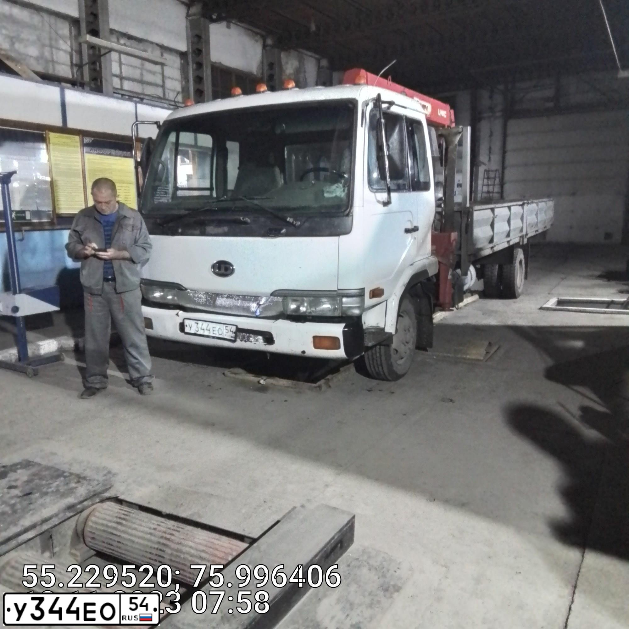 Фото автомобиля NISSAN DIESEL, 2003 — госномер Р980ВХ154. Цвет: Белый