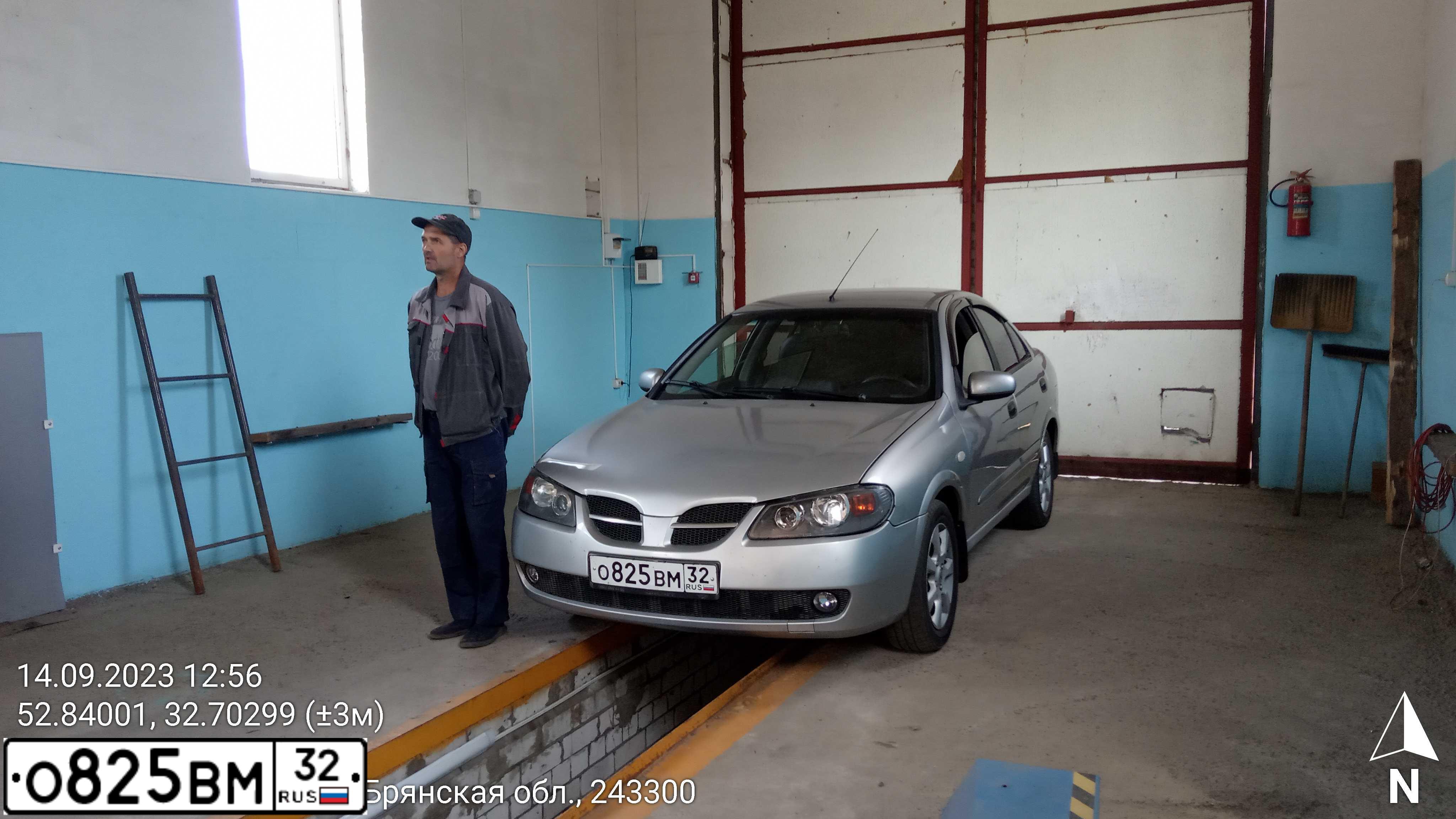 Фото автомобиля NISSAN ALMERA, 2006 — госномер М985ЕО32. Цвет: Серебристый