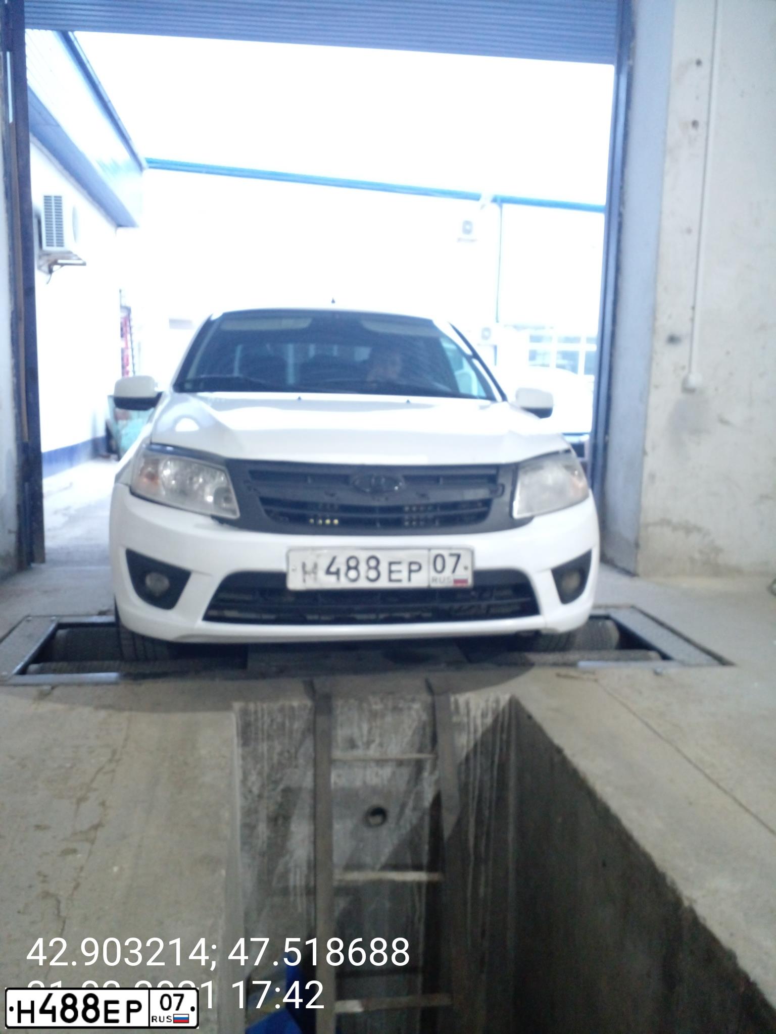 Фото автомобиля LADA 2190 GRANTA, 2013 — госномер Р042ХС05. Цвет: Белый