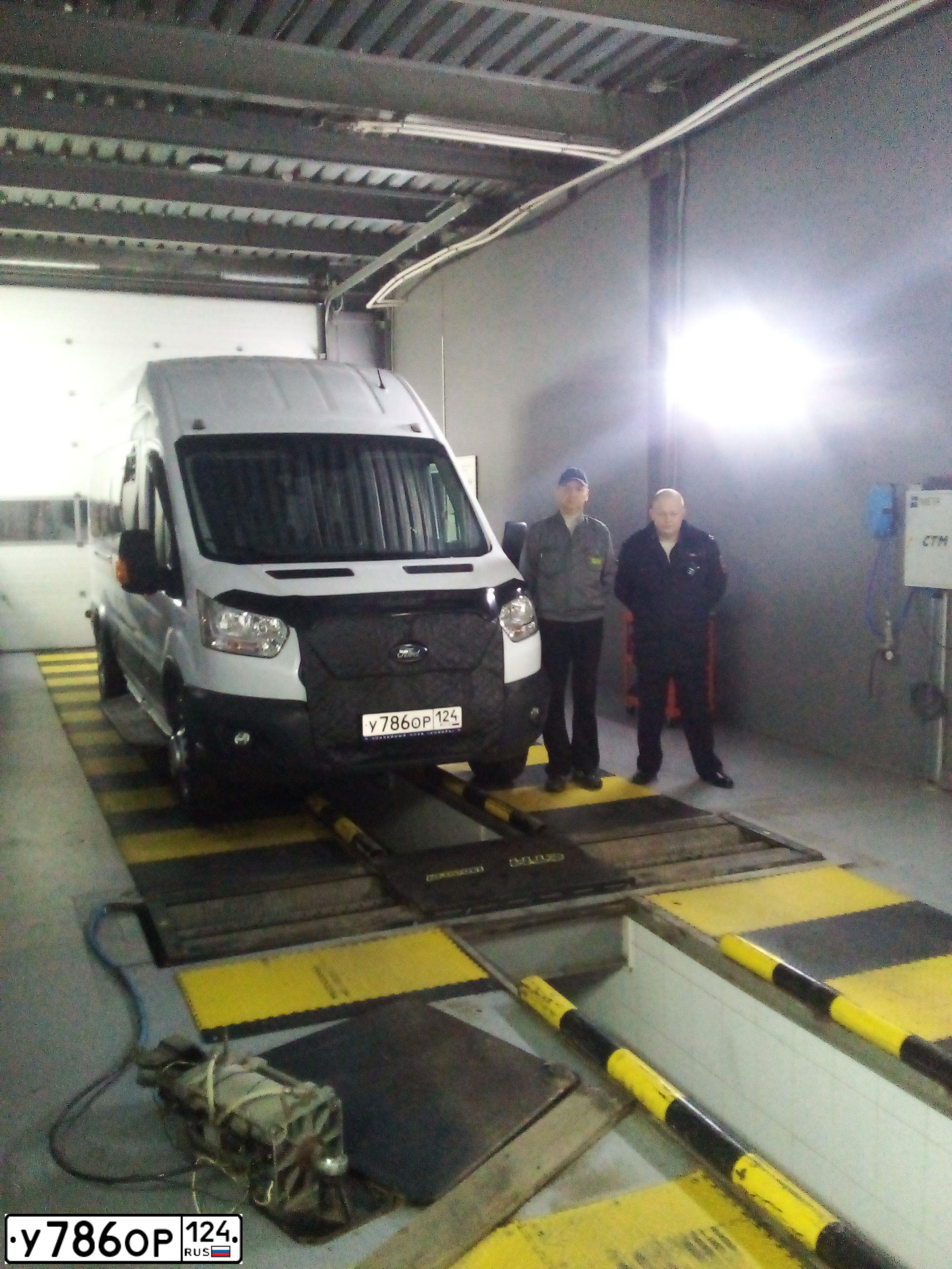 Фото автомобиля FORD TRANSIT, 2015 — госномер У786ОР124. Цвет: Белый