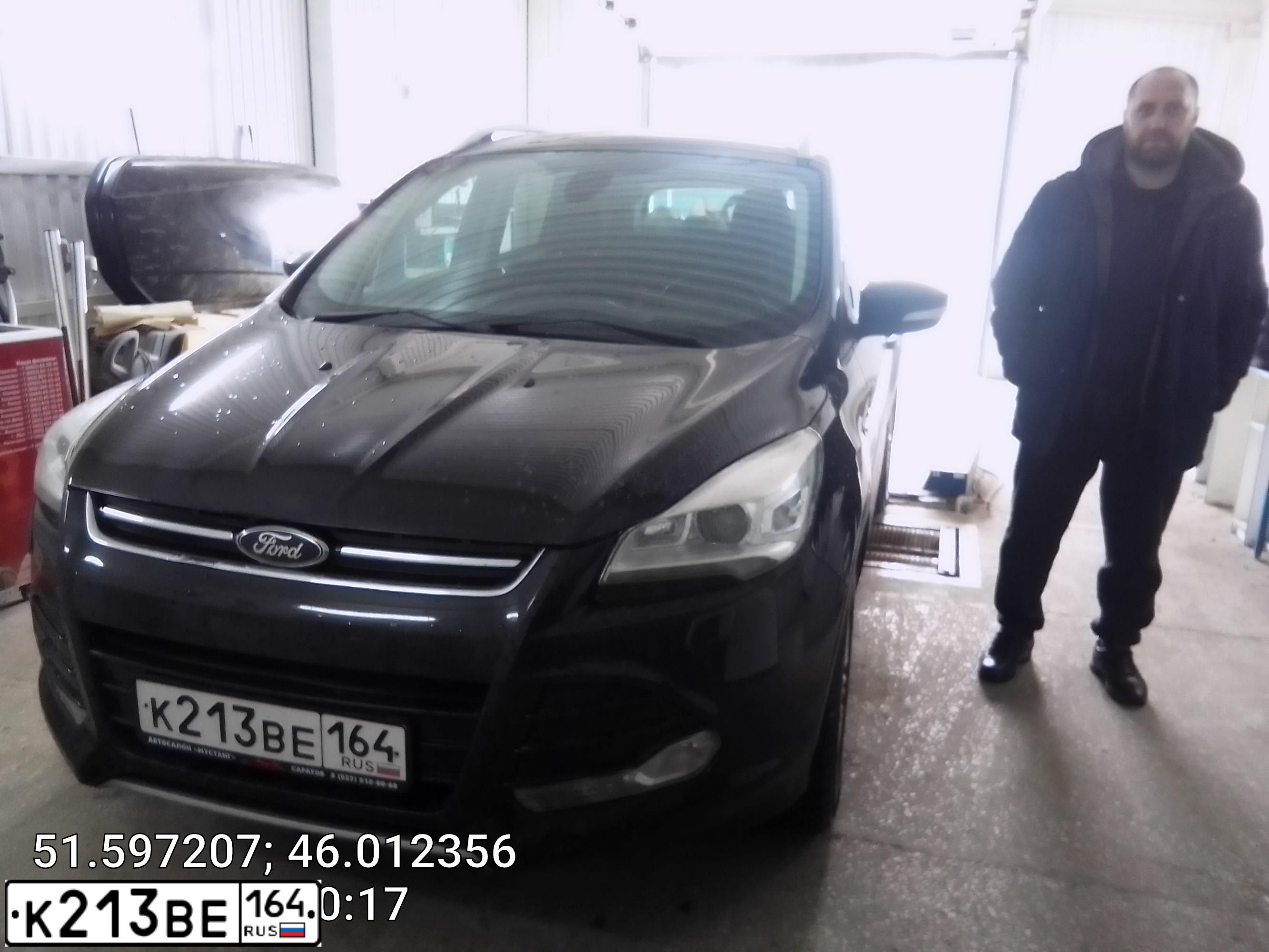 Фото автомобиля FORD KUGA, 2013 — госномер О585ХВ64. Цвет: ЧЕРНЫЙ