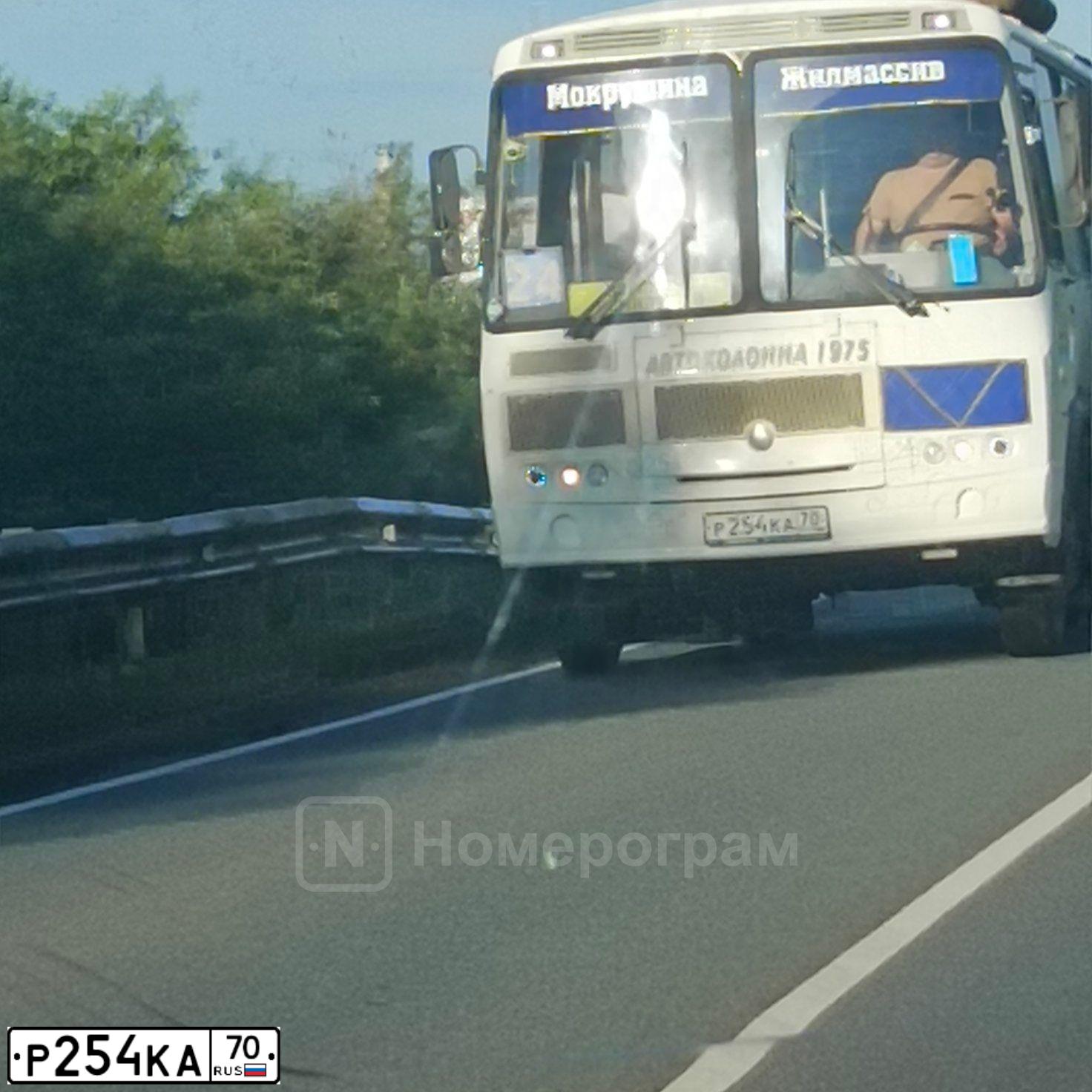 Фото автомобиля PAZ 3205, 2017 — госномер Р254КА70. Цвет: Белый