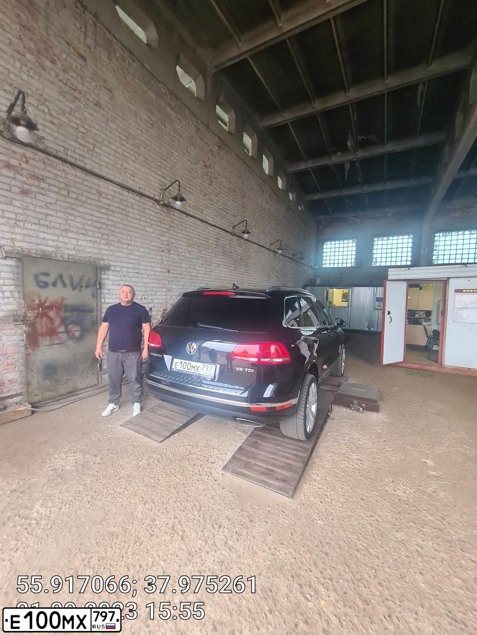 Фото автомобиля VOLKSWAGEN TOUAREG, 2016 — госномер Е100МХ797. Цвет: ЧЕРНЫЙ