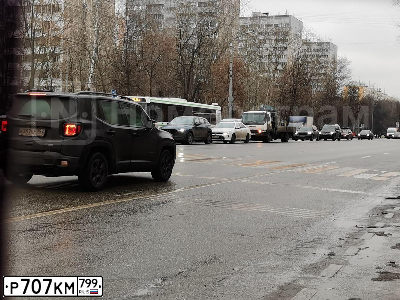Фото автомобиля JEEP RENEGADE, 2018 — госномер Р707КМ799. Цвет: ЧЕРНЫЙ