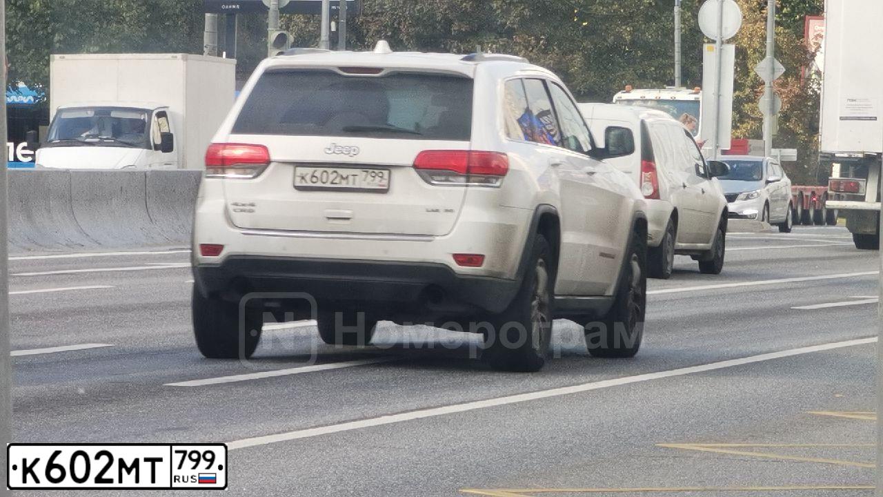 Фото автомобиля JEEP GRAND CHEROKEE, 2013 — госномер С907ТЕ797. Цвет: Белый