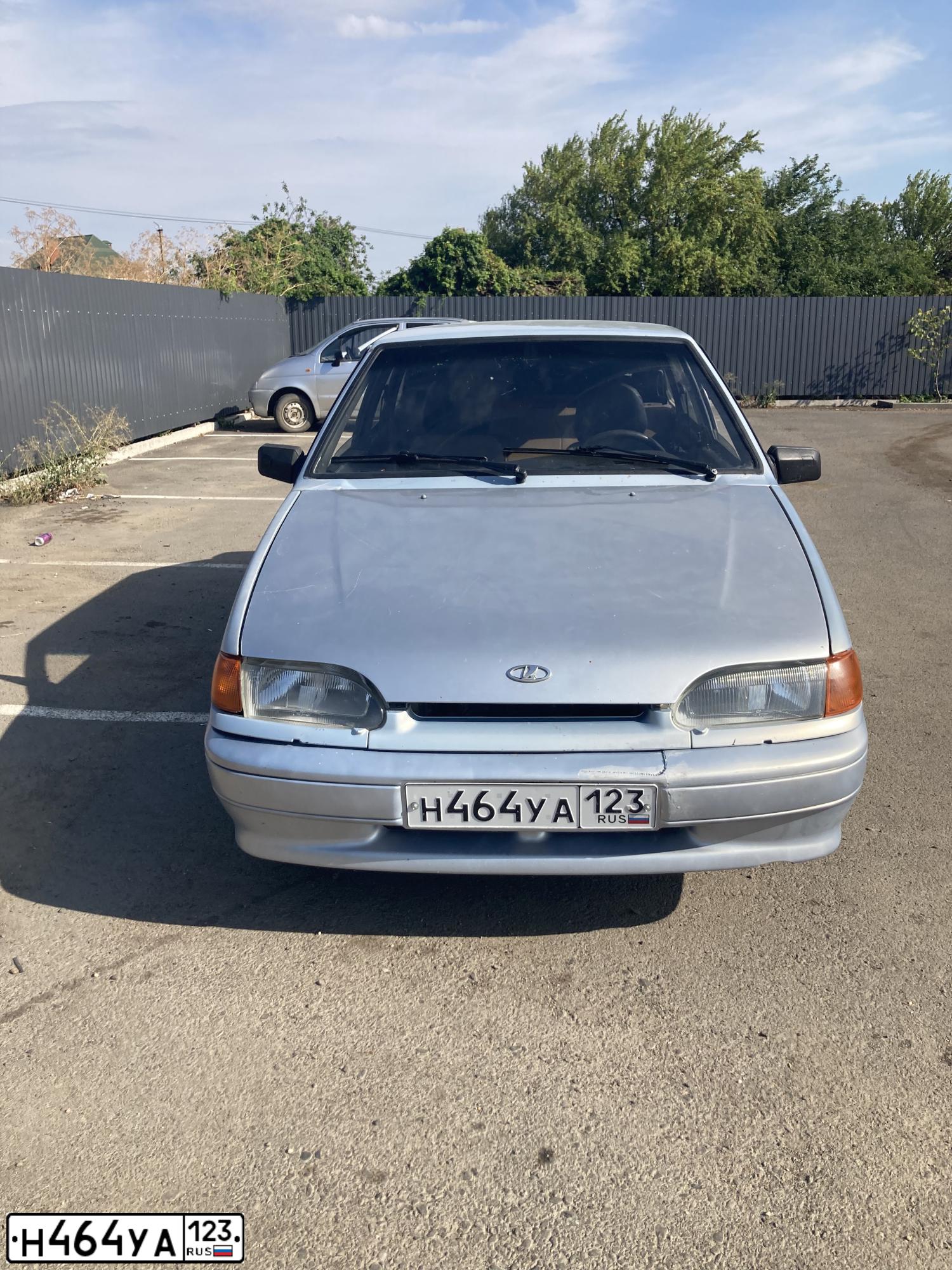 Фото автомобиля LADA 2114 SAMARA, 2005 — госномер Н464УА123. Цвет: Серебристо жёлто-голубой