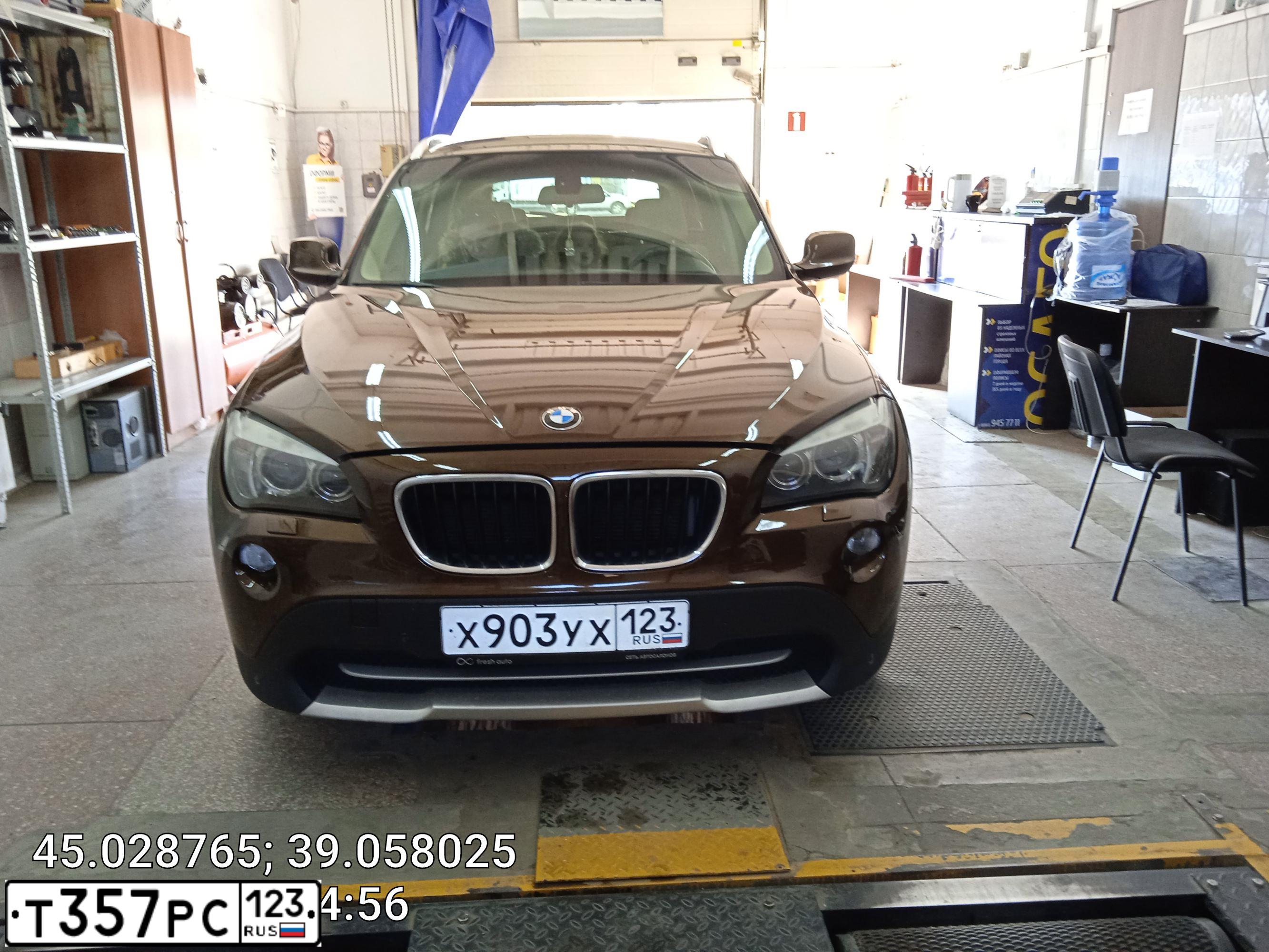 Фото автомобиля BMW X1, 2010 — госномер В505ВК193. Цвет: Коричневый
