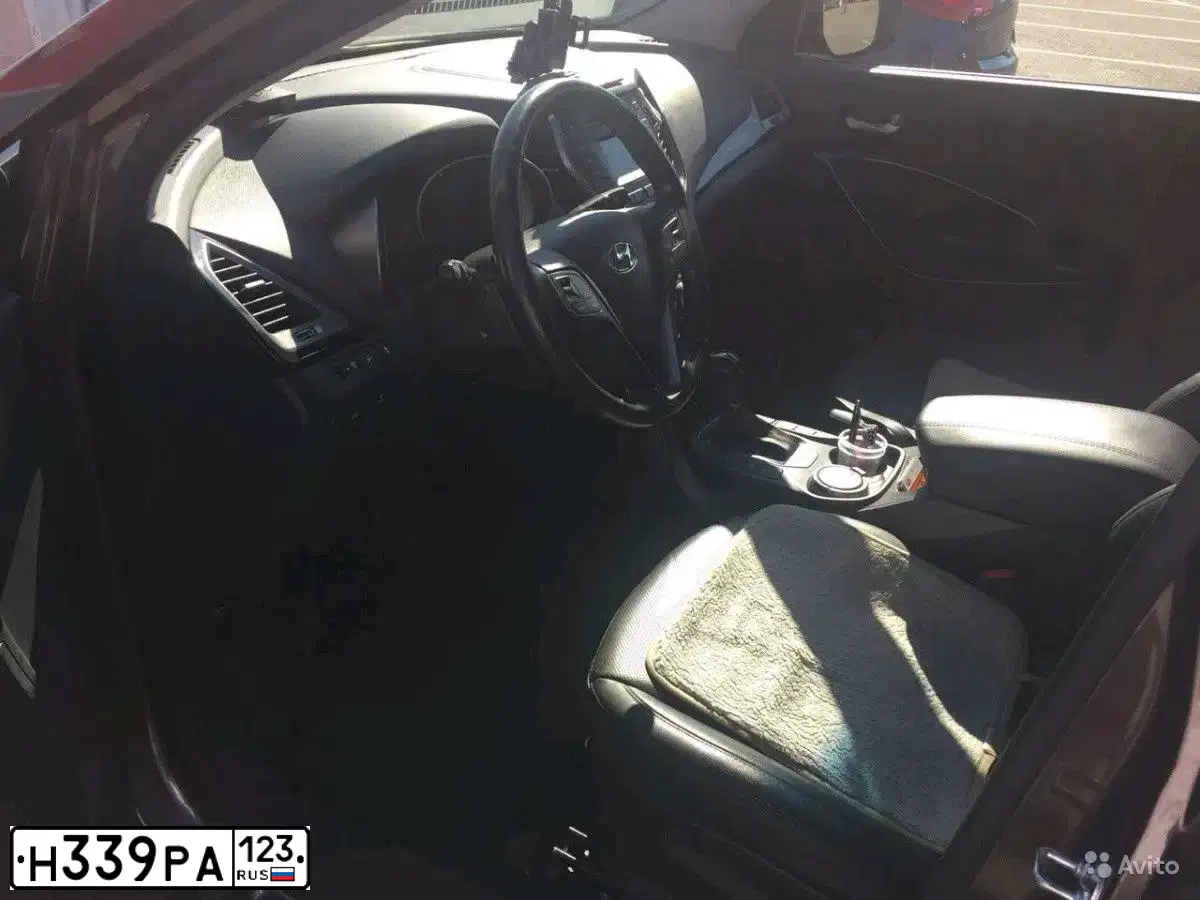 Фото автомобиля HYUNDAI SANTA FE, 2015 — госномер М142ЕЕ134. Цвет: Коричневый