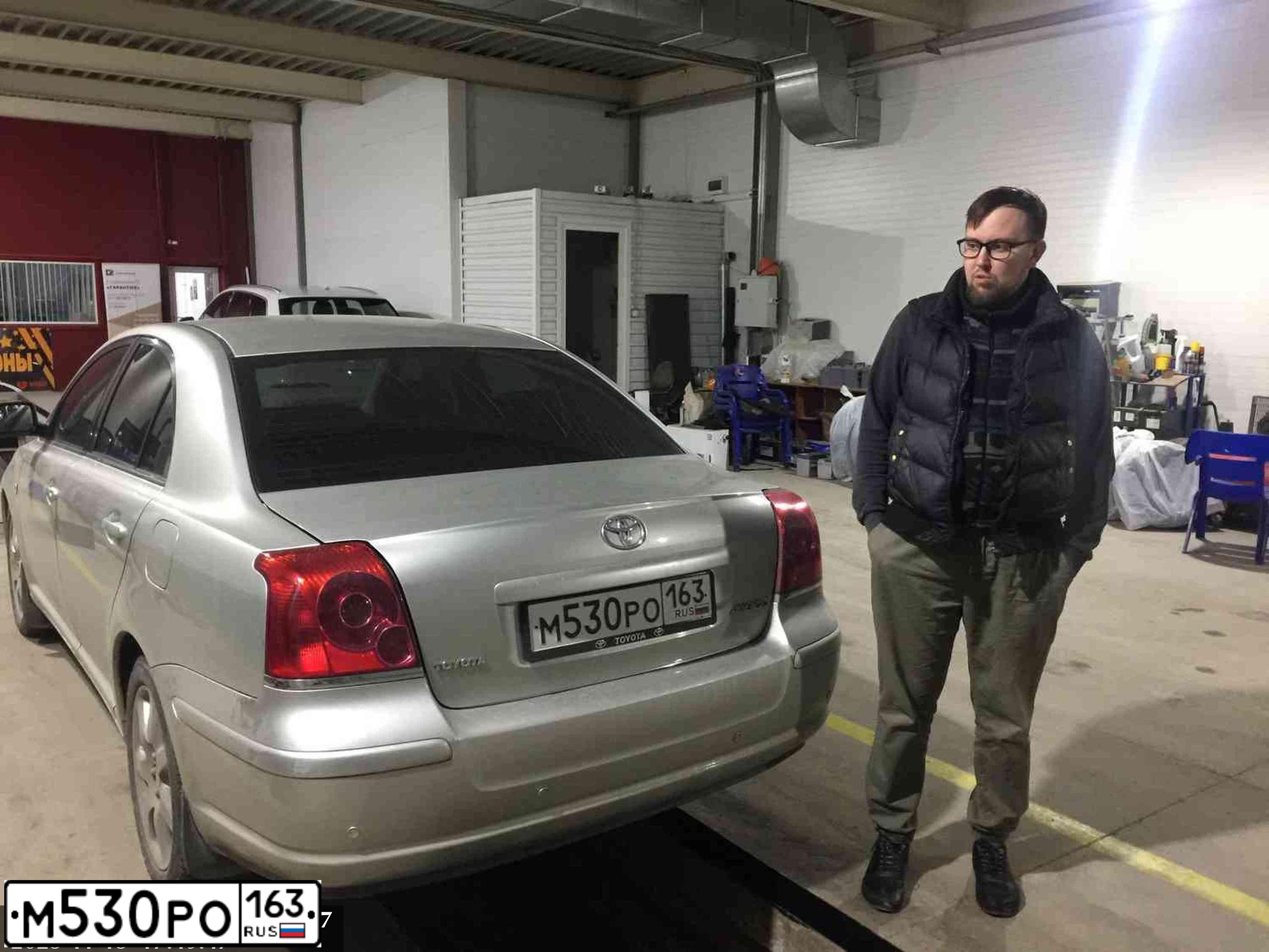 Фото автомобиля TOYOTA AVENSIS, 2005 — госномер В115ХК122. Цвет: СЕРЕБРИСТЫЙ